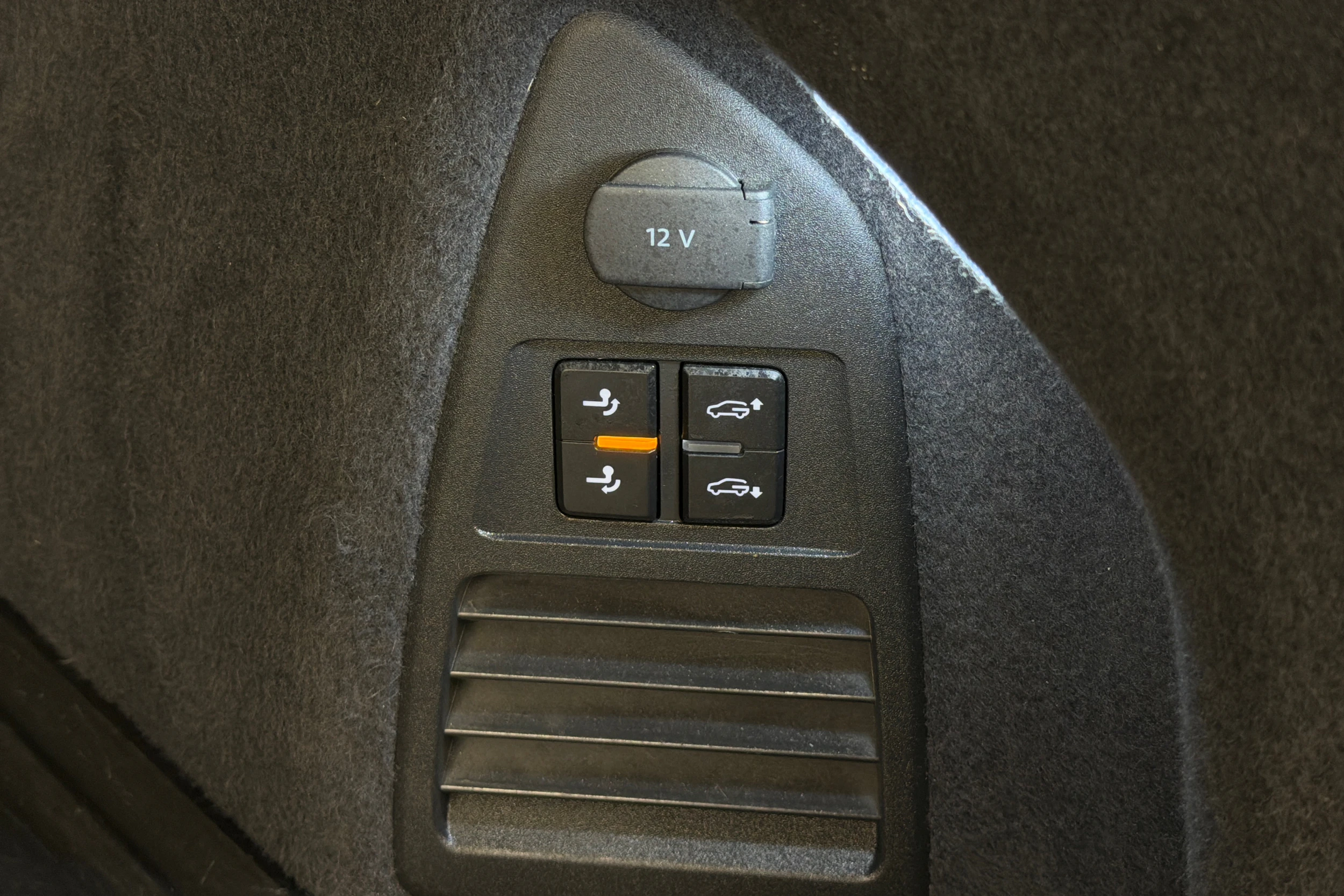 valkoinen Volkswagen Touareg 2021 kuva 13.