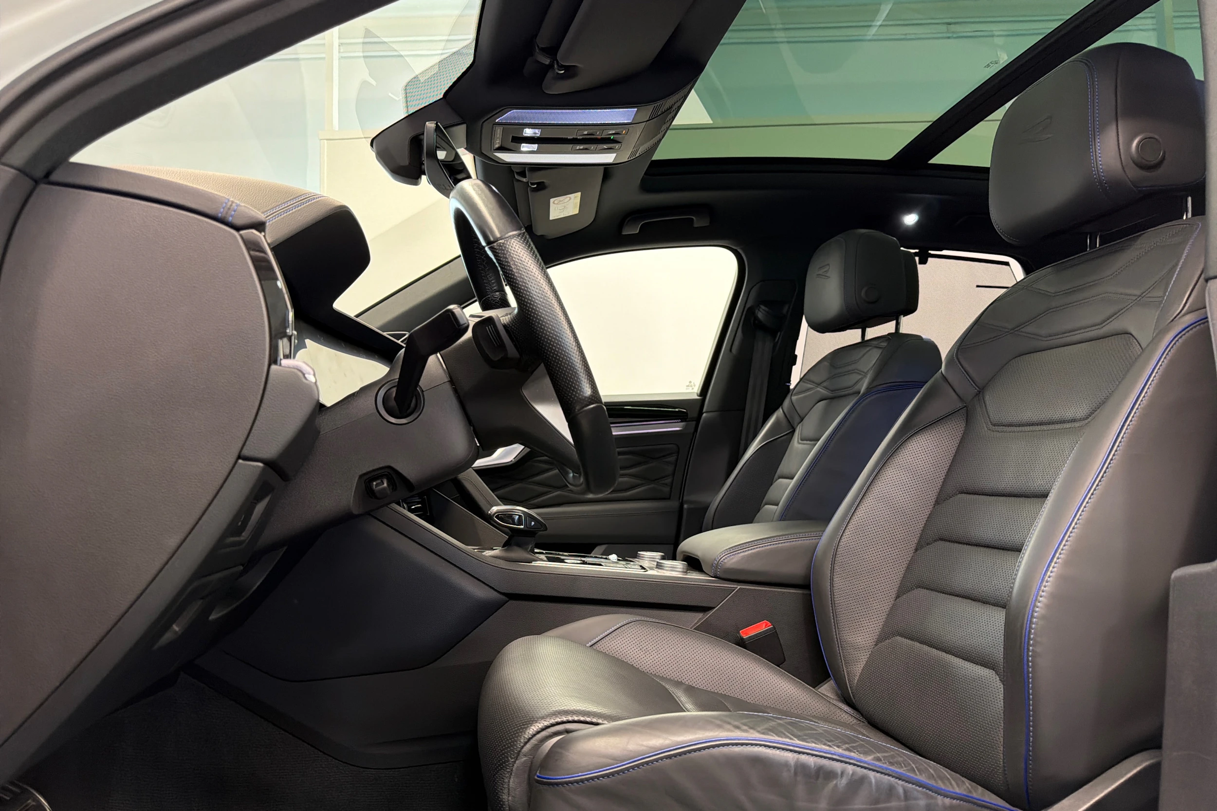 valkoinen Volkswagen Touareg 2021 kuva 15.