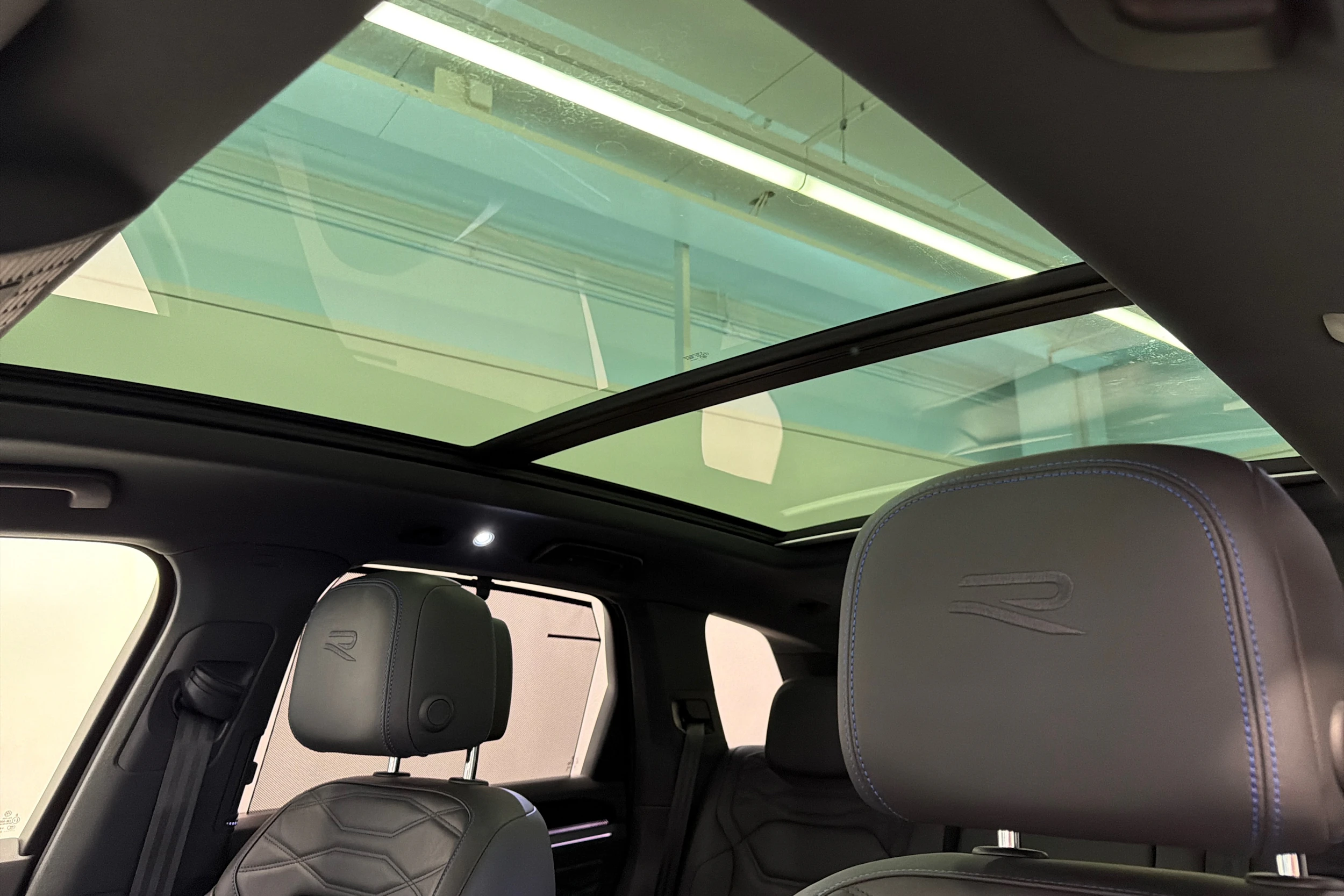 valkoinen Volkswagen Touareg 2021 kuva 16.