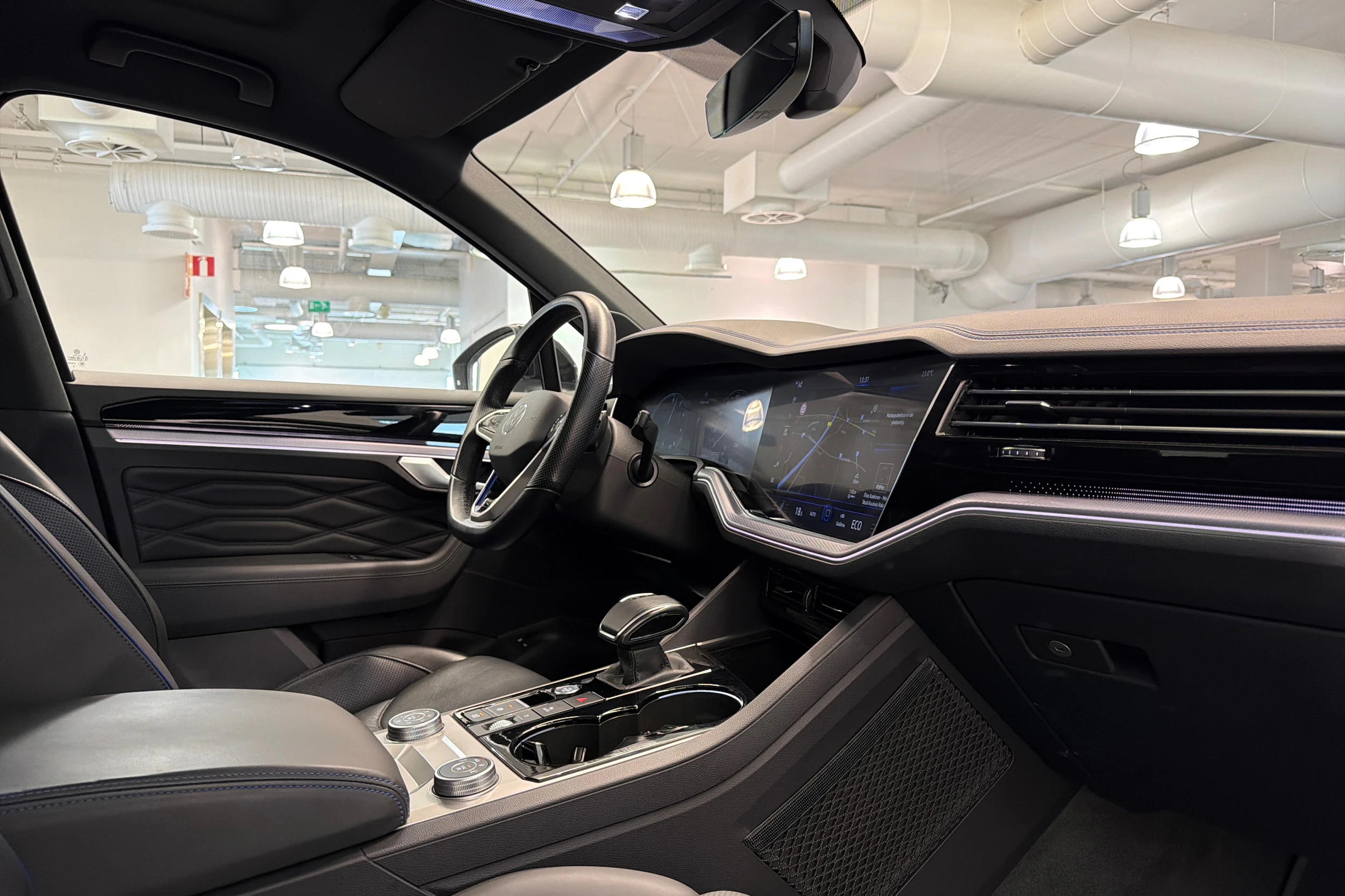valkoinen Volkswagen Touareg 2021 kuva 17.