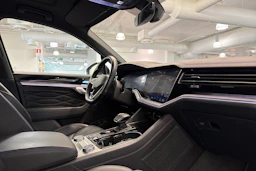 valkoinen Volkswagen Touareg 2021 kuva 17.