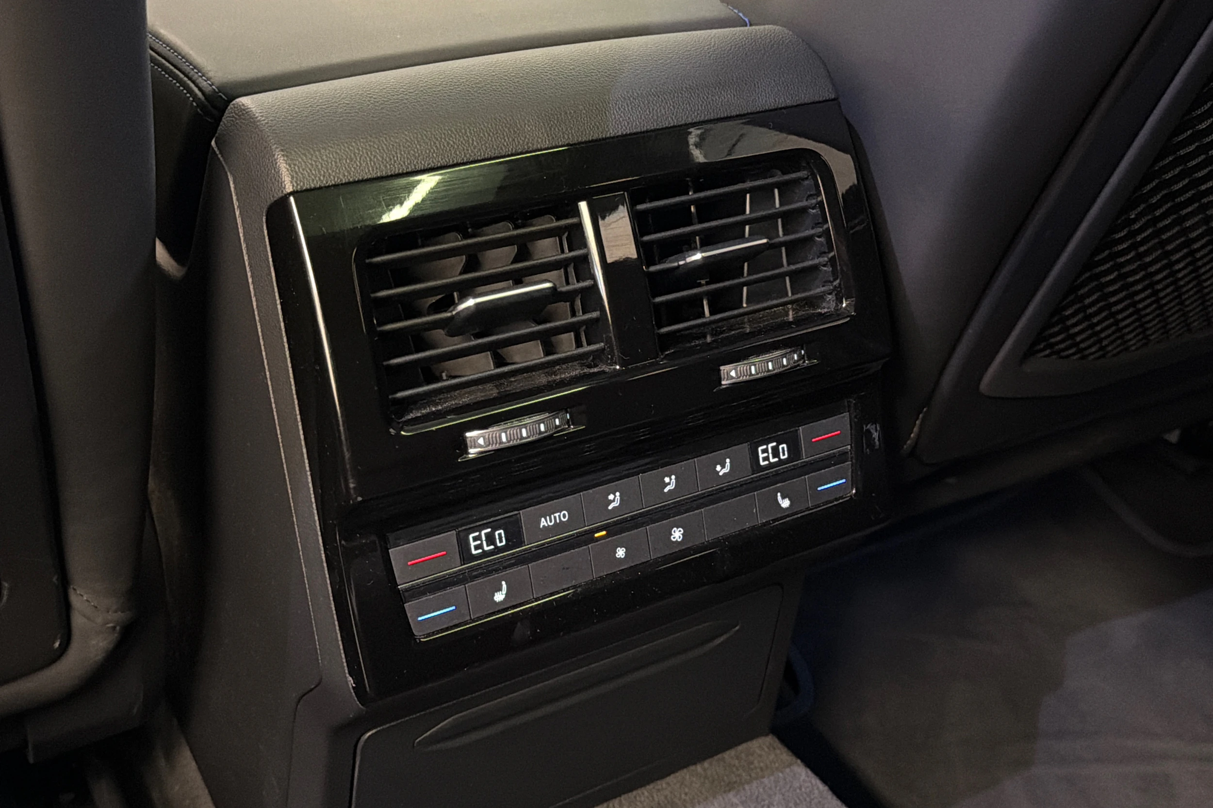 valkoinen Volkswagen Touareg 2021 kuva 18.