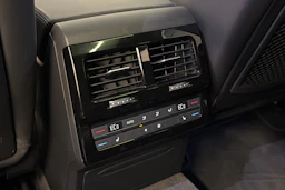 valkoinen Volkswagen Touareg 2021 kuva 18.