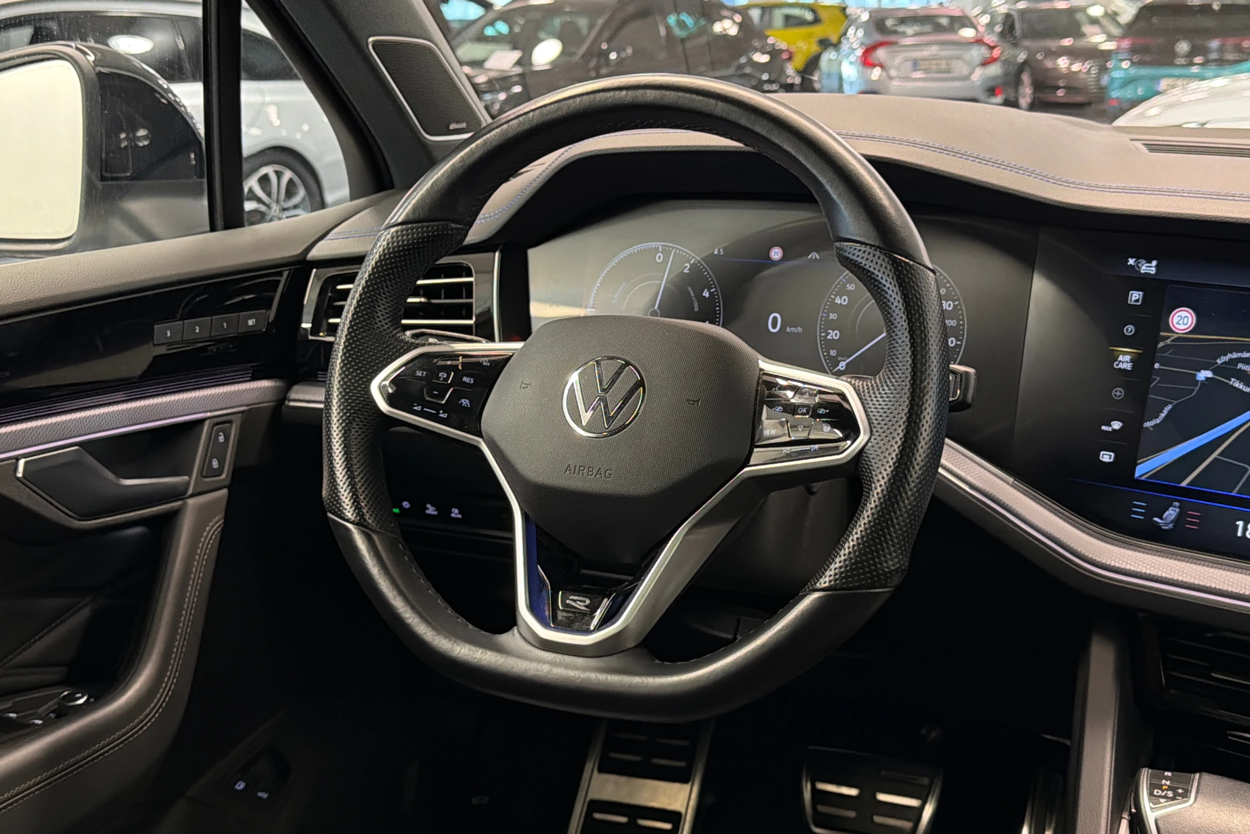 valkoinen Volkswagen Touareg 2021 kuva 19.