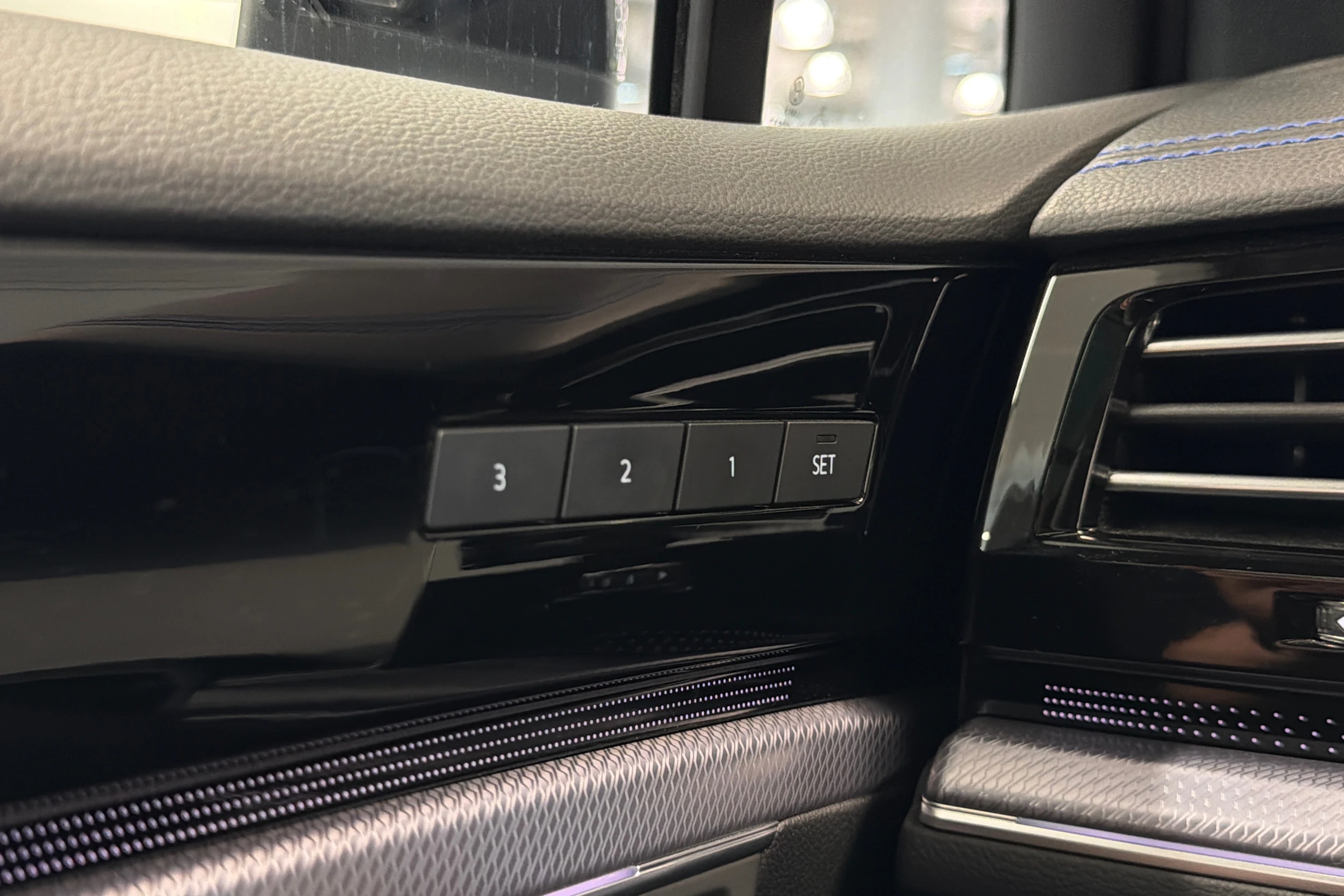 valkoinen Volkswagen Touareg 2021 kuva 26.