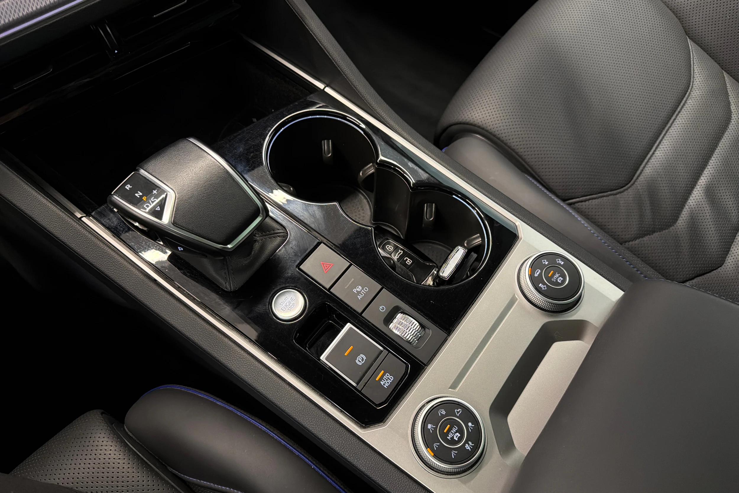valkoinen Volkswagen Touareg 2021 kuva 27.