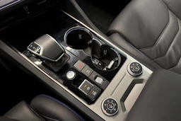 valkoinen Volkswagen Touareg 2021 kuva 27.