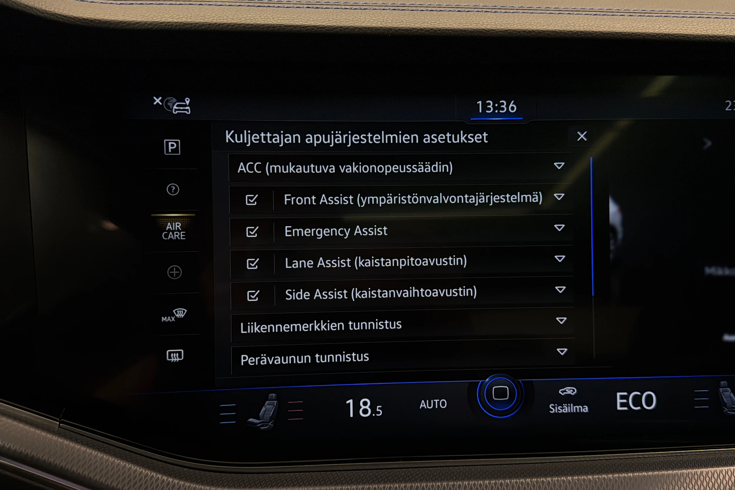 valkoinen Volkswagen Touareg 2021 kuva 32.