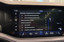 valkoinen Volkswagen Touareg 2021 kuva 33.