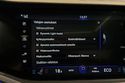 valkoinen Volkswagen Touareg 2021 kuva 35.