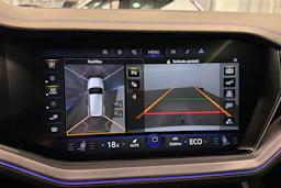 valkoinen Volkswagen Touareg 2021 kuva 40.