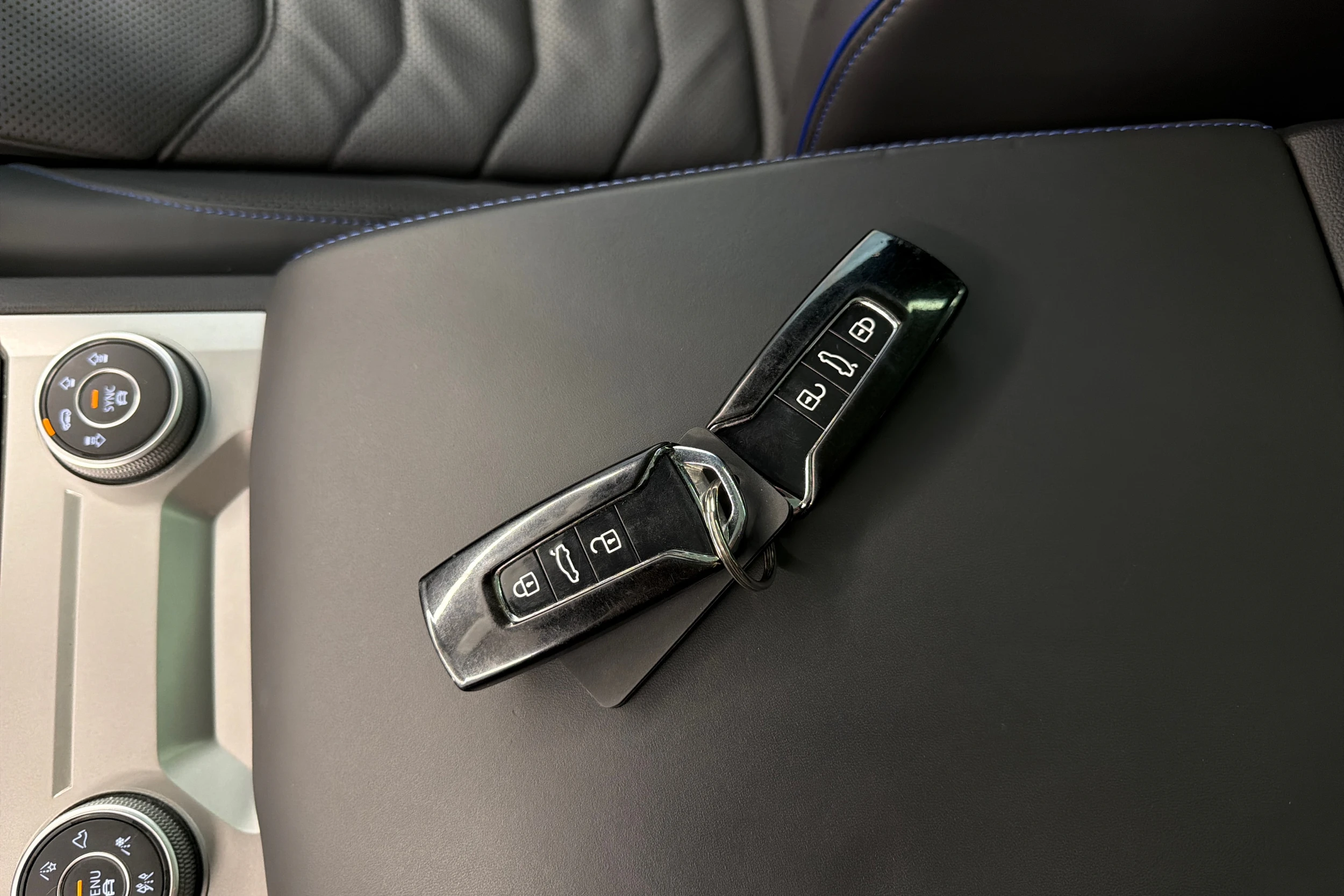 valkoinen Volkswagen Touareg 2021 kuva 43.