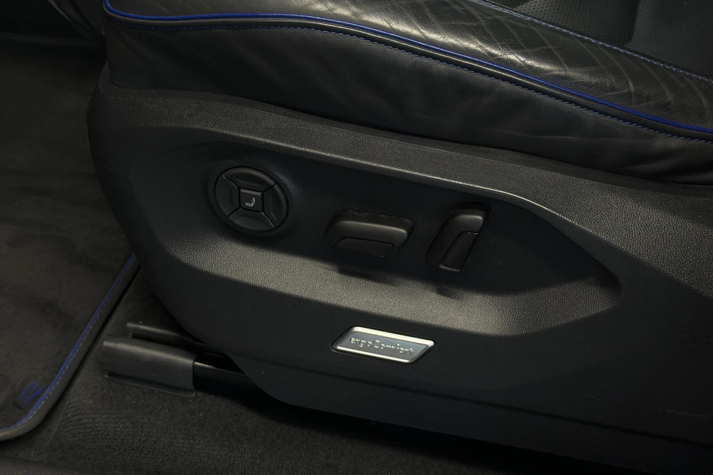 valkoinen Volkswagen Touareg 2021 kuva 44.