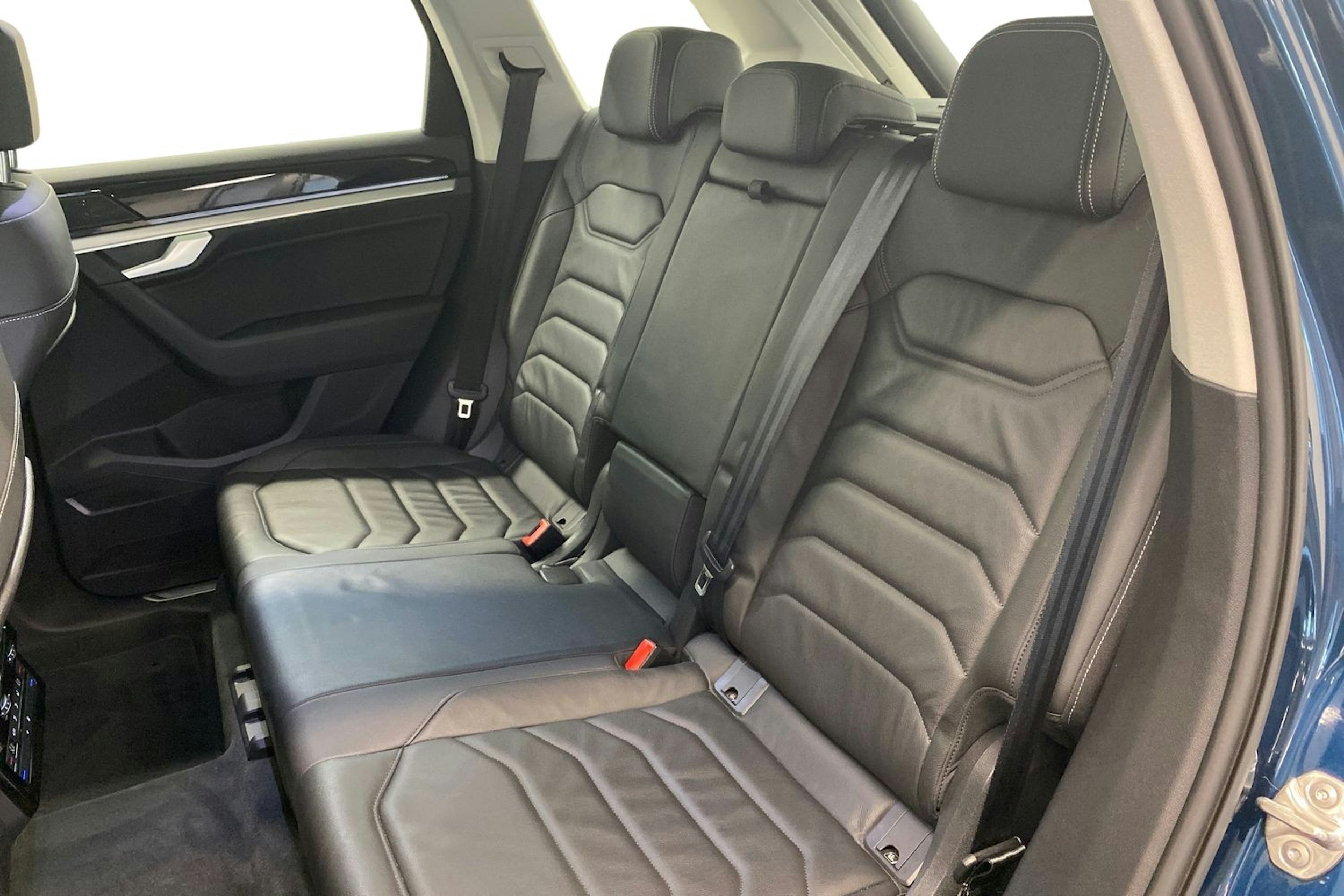 sininen Volkswagen Touareg 2021 kuva 8.