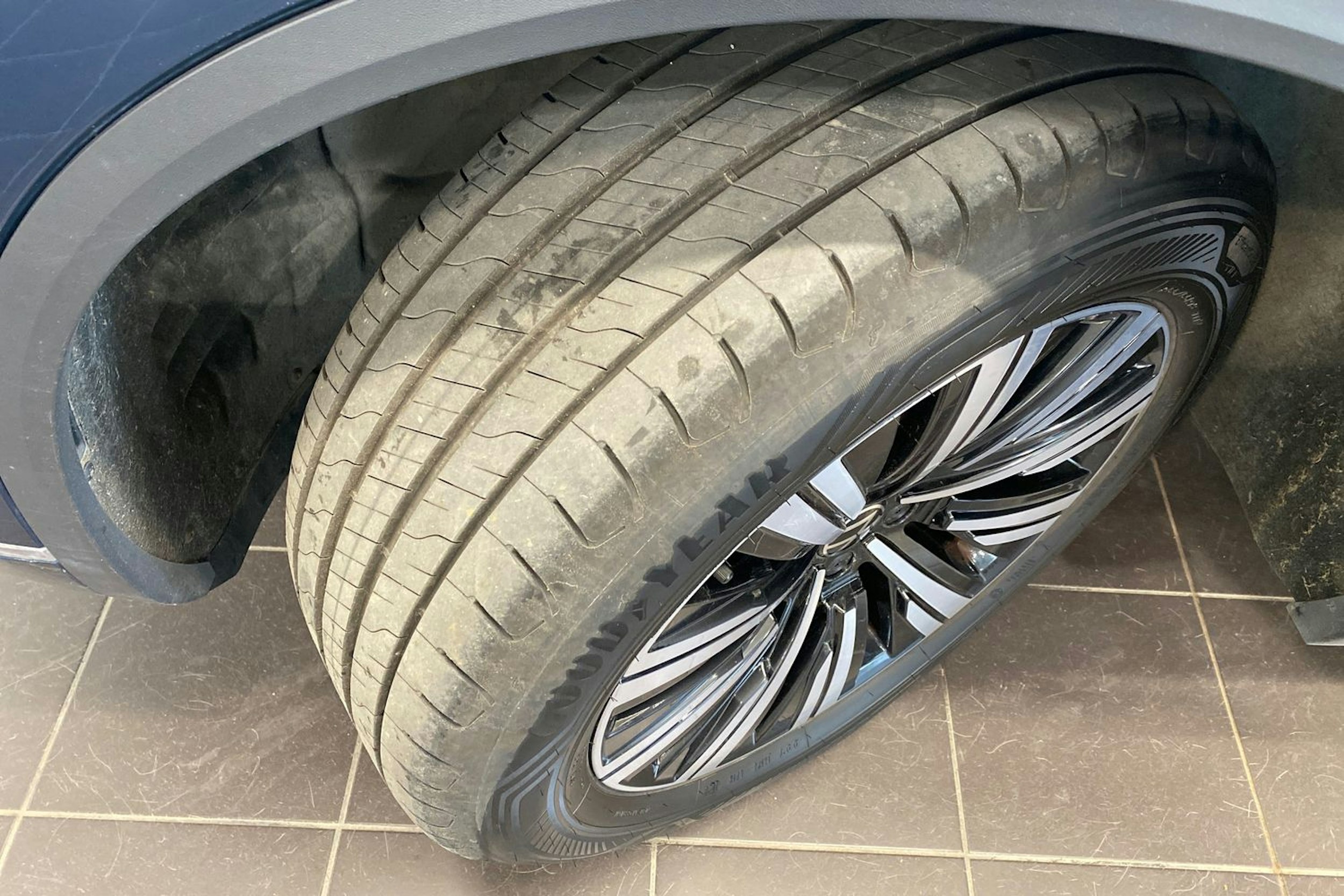 sininen Volkswagen Touareg 2021 kuva 11.