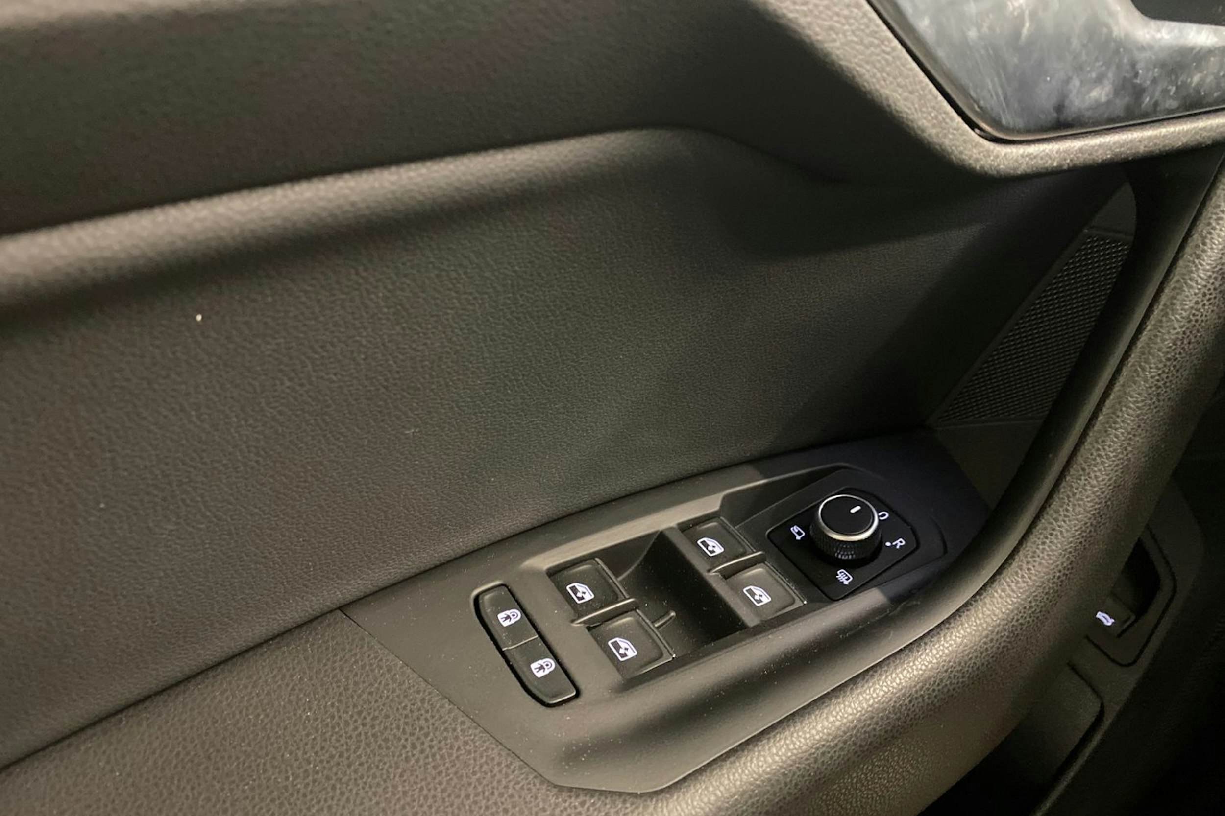 sininen Volkswagen Touareg 2021 kuva 16.