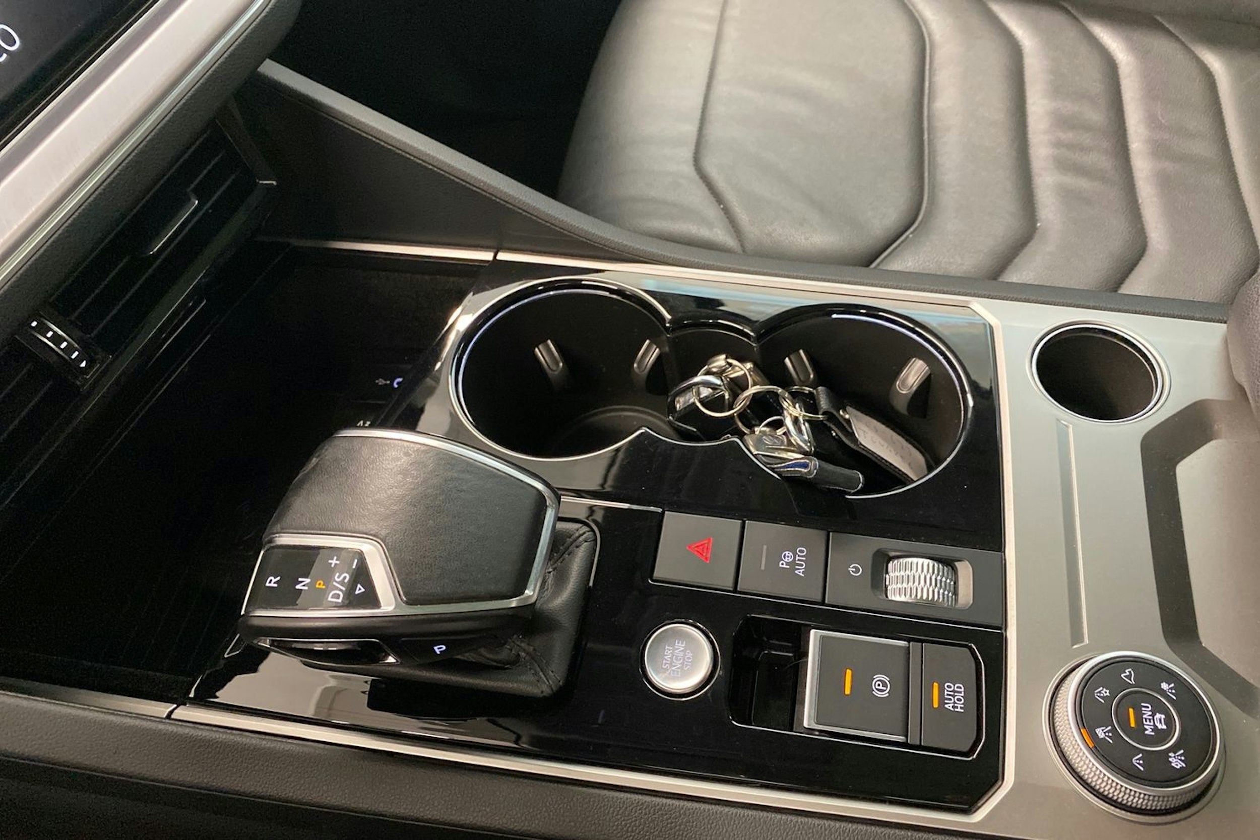 sininen Volkswagen Touareg 2021 kuva 21.