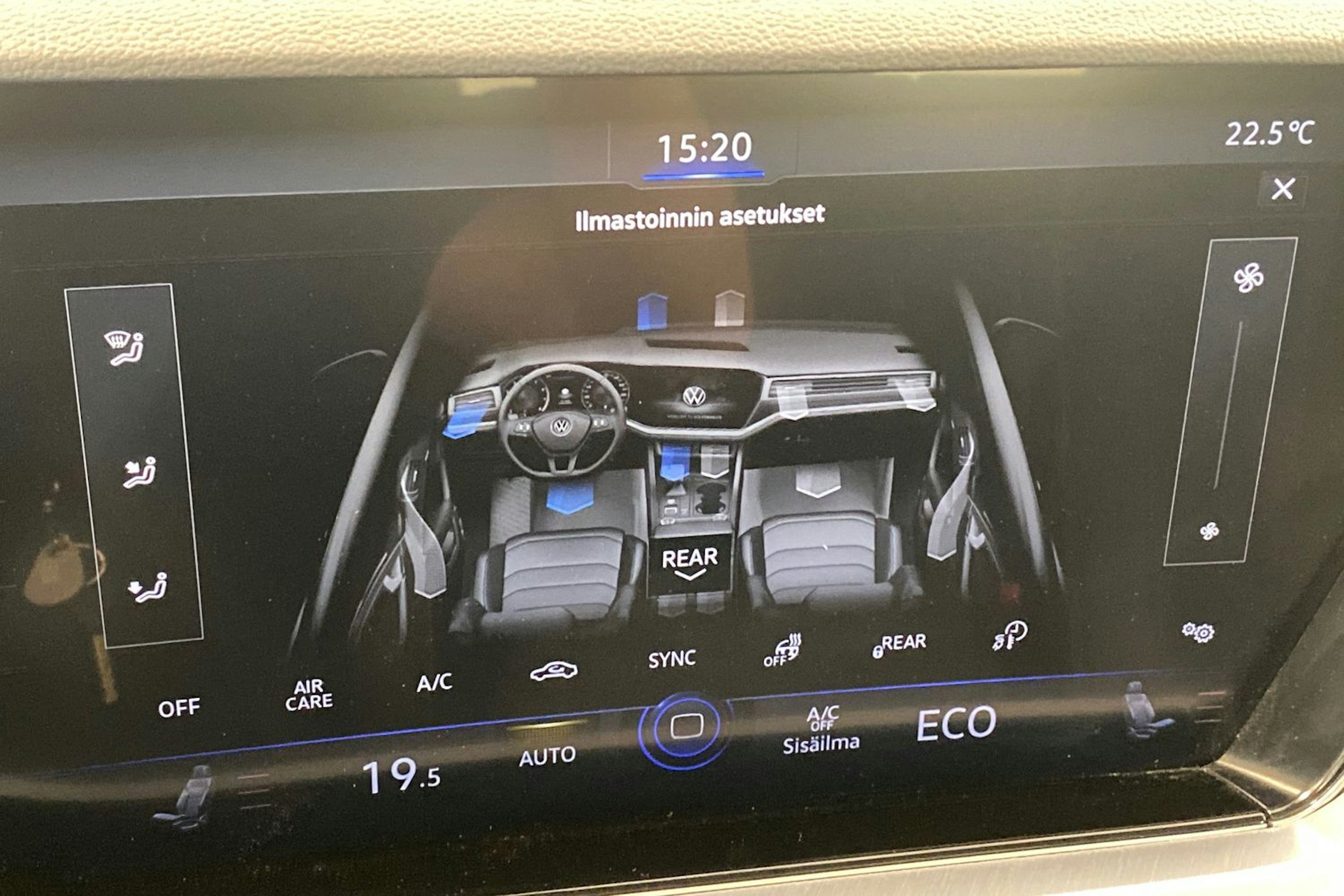 sininen Volkswagen Touareg 2021 kuva 27.