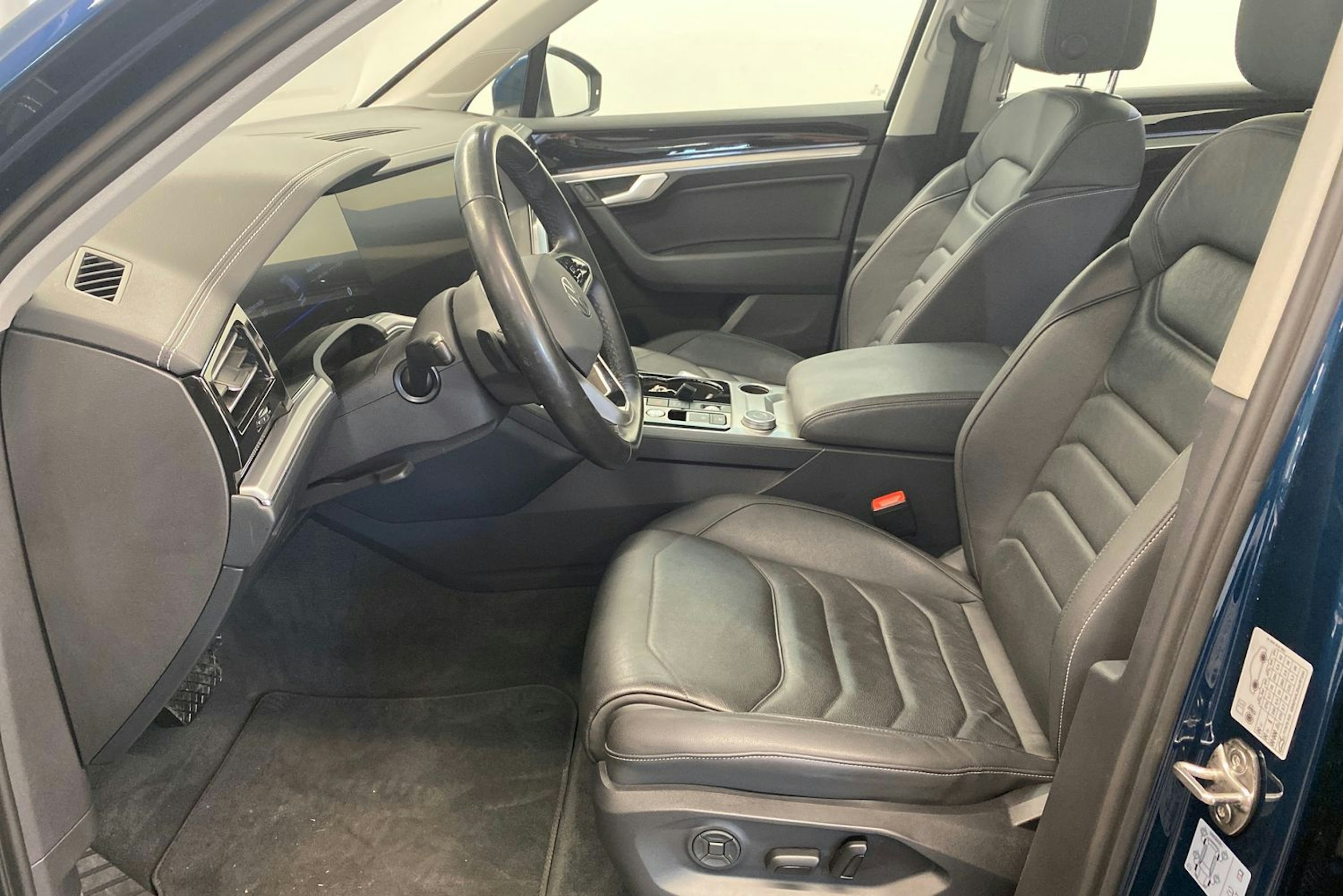 sininen Volkswagen Touareg 2021 kuva 28.