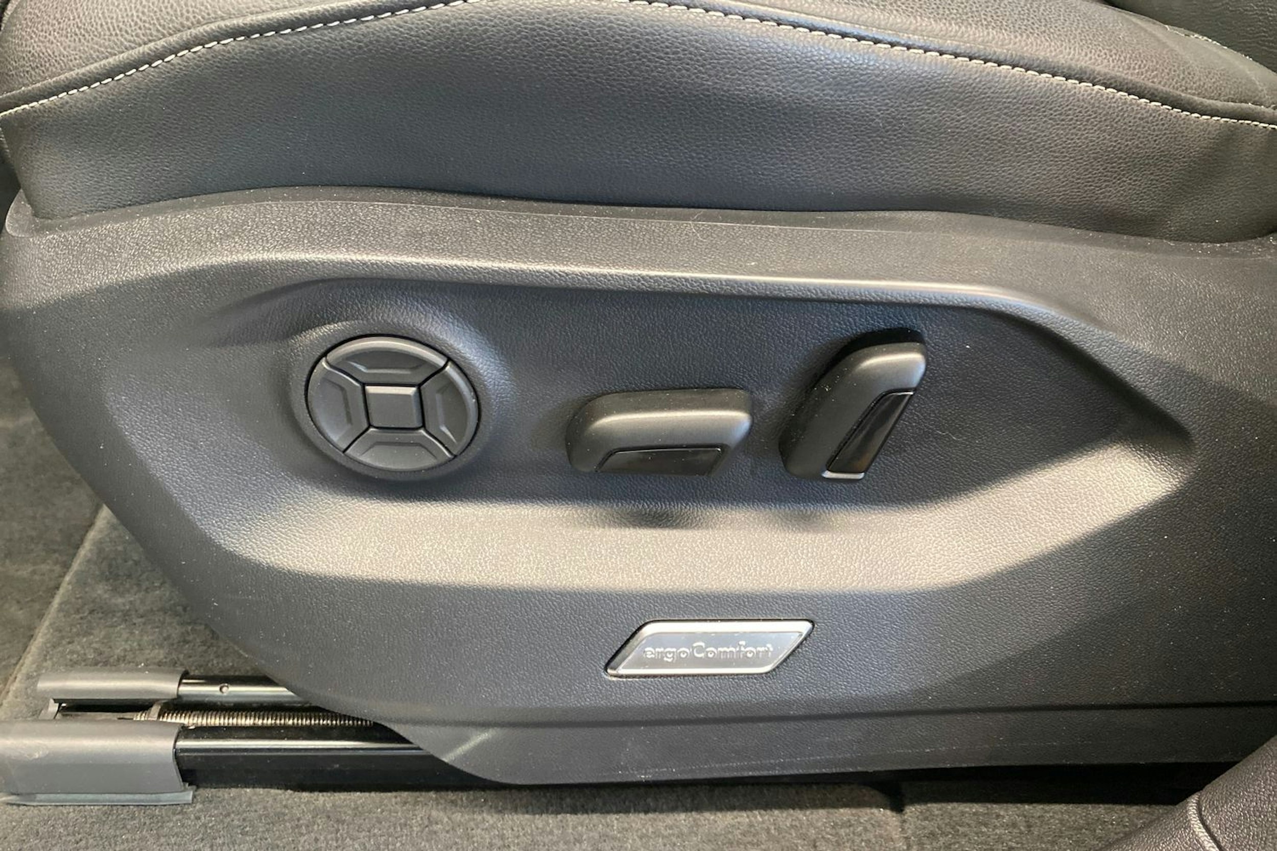 sininen Volkswagen Touareg 2021 kuva 29.