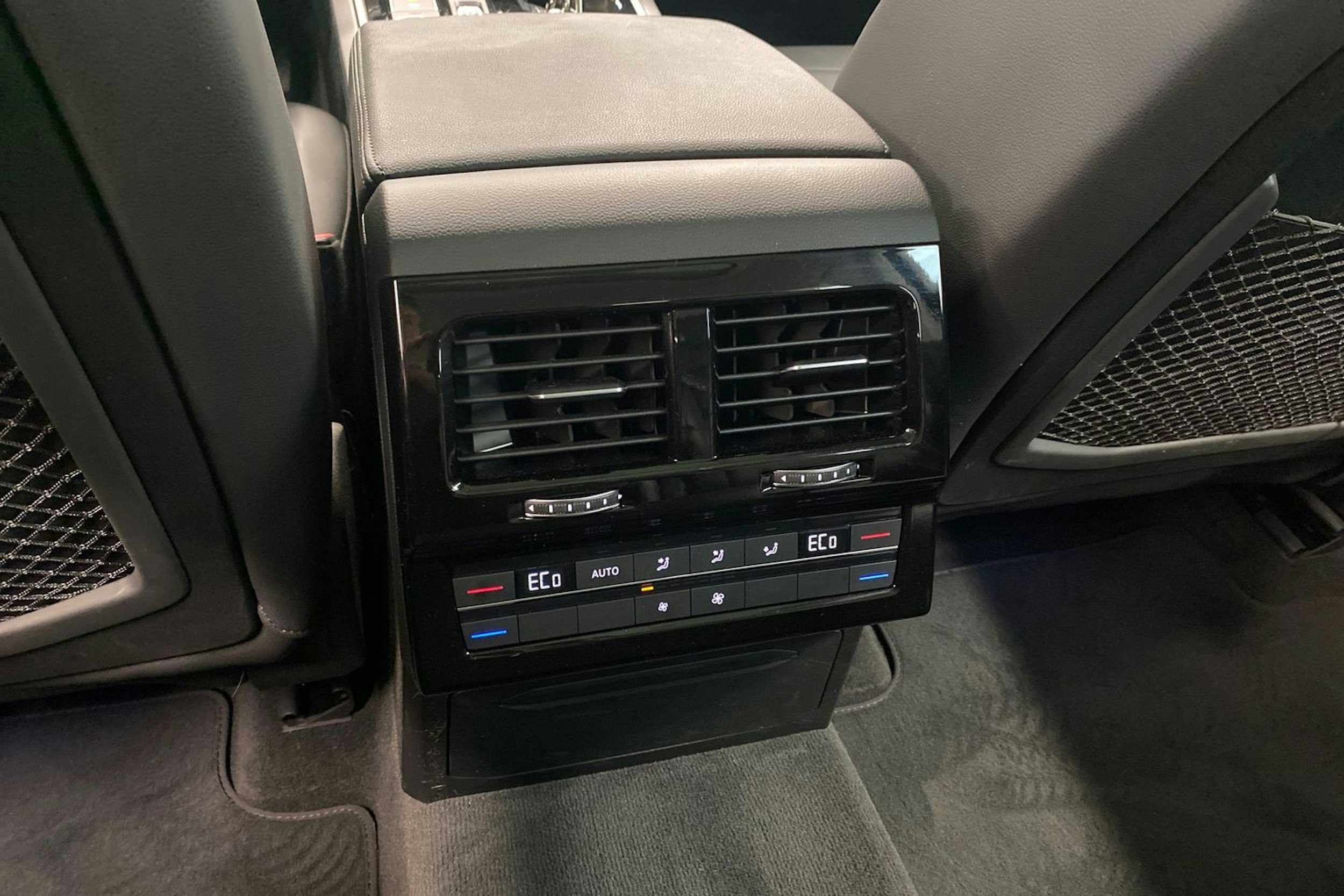 sininen Volkswagen Touareg 2021 kuva 32.