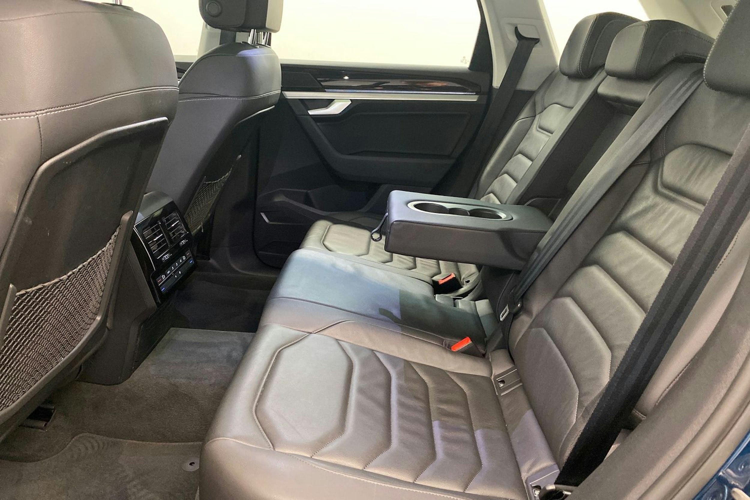 sininen Volkswagen Touareg 2021 kuva 33.