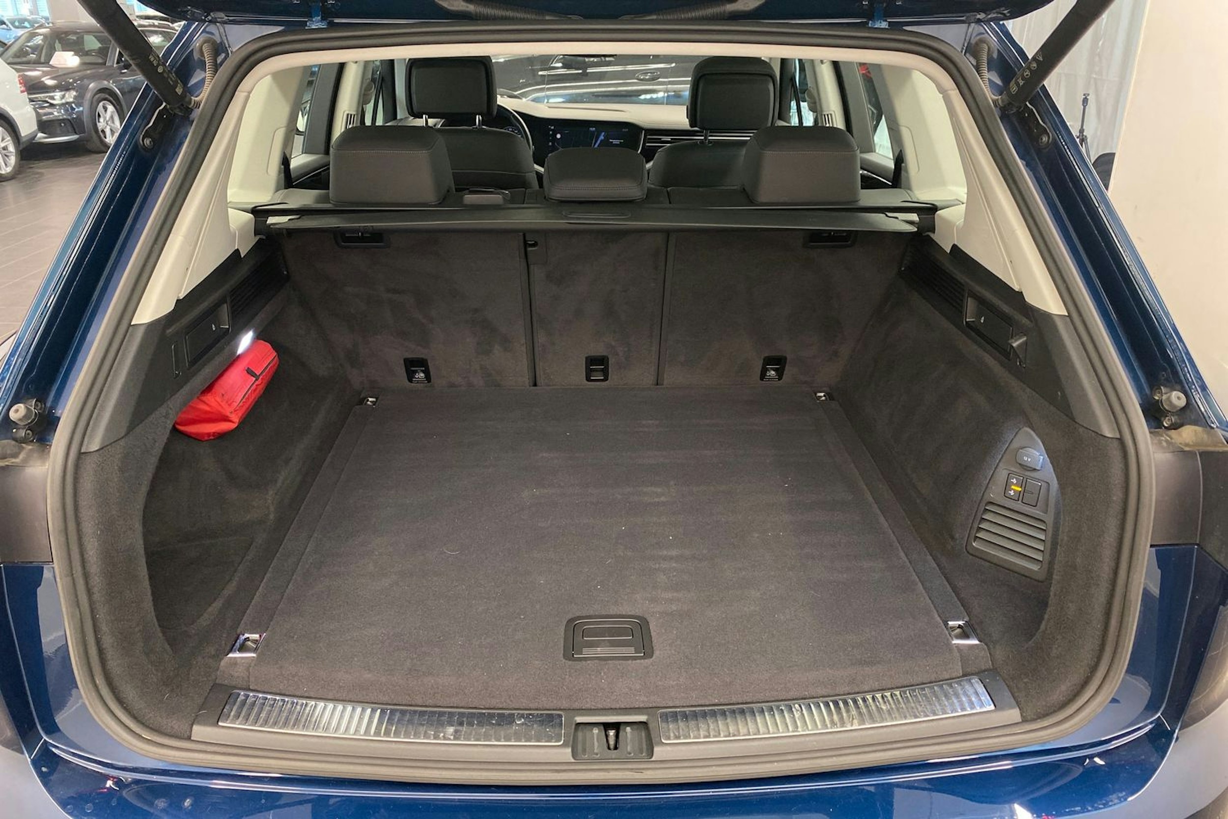 sininen Volkswagen Touareg 2021 kuva 34.