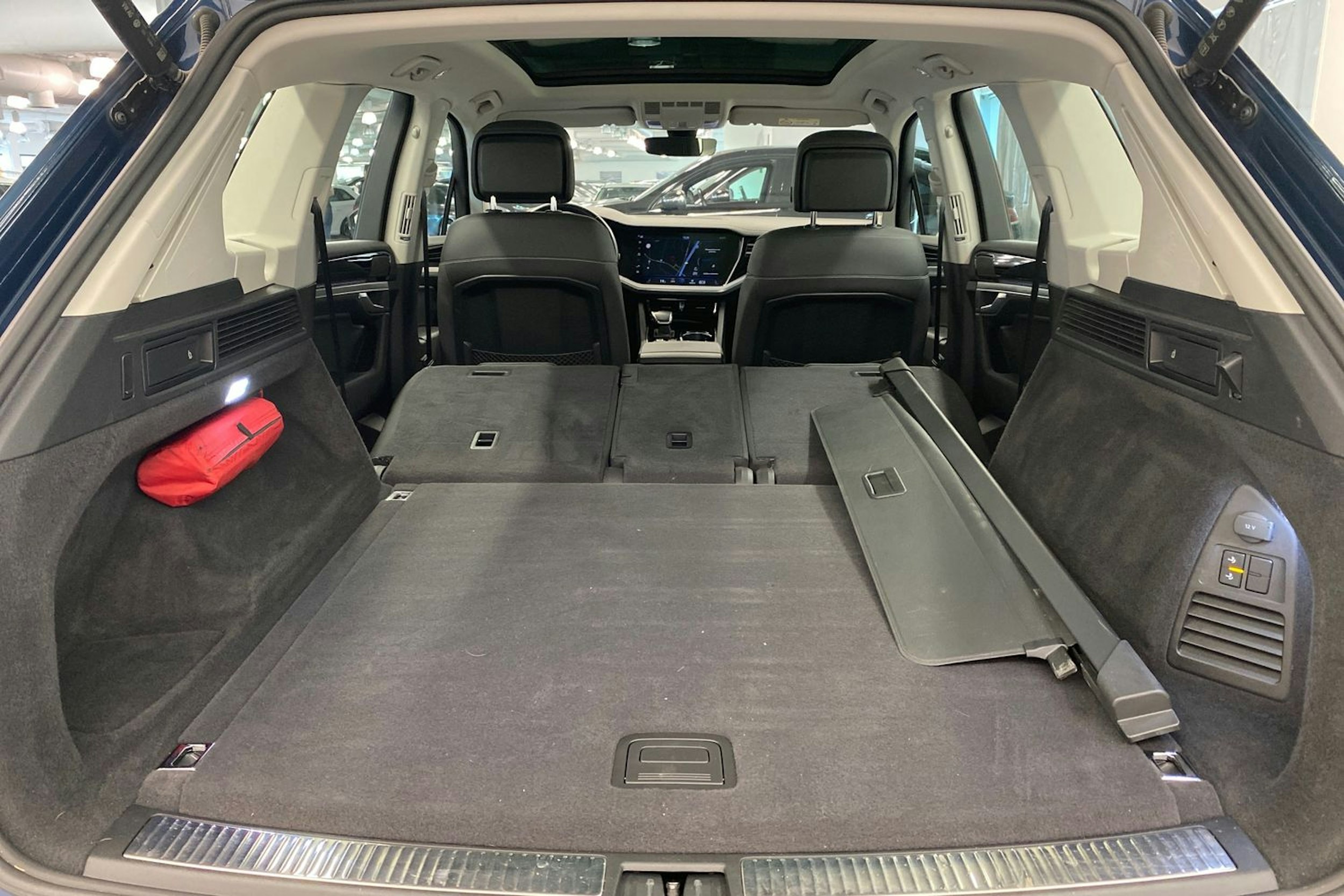 sininen Volkswagen Touareg 2021 kuva 36.