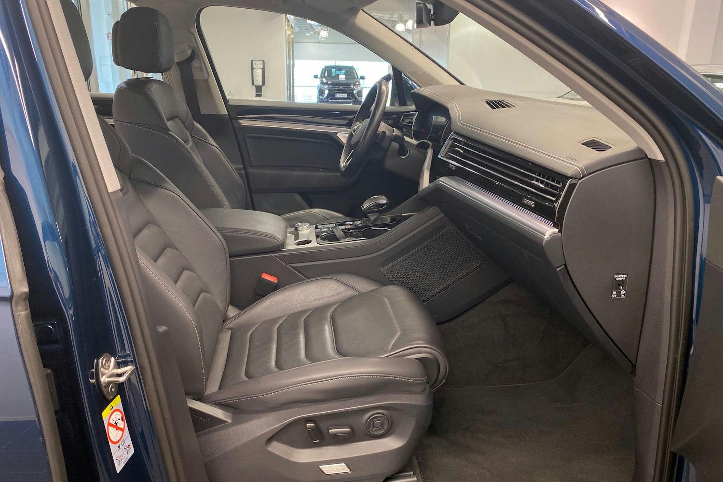 sininen Volkswagen Touareg 2021 kuva 40.
