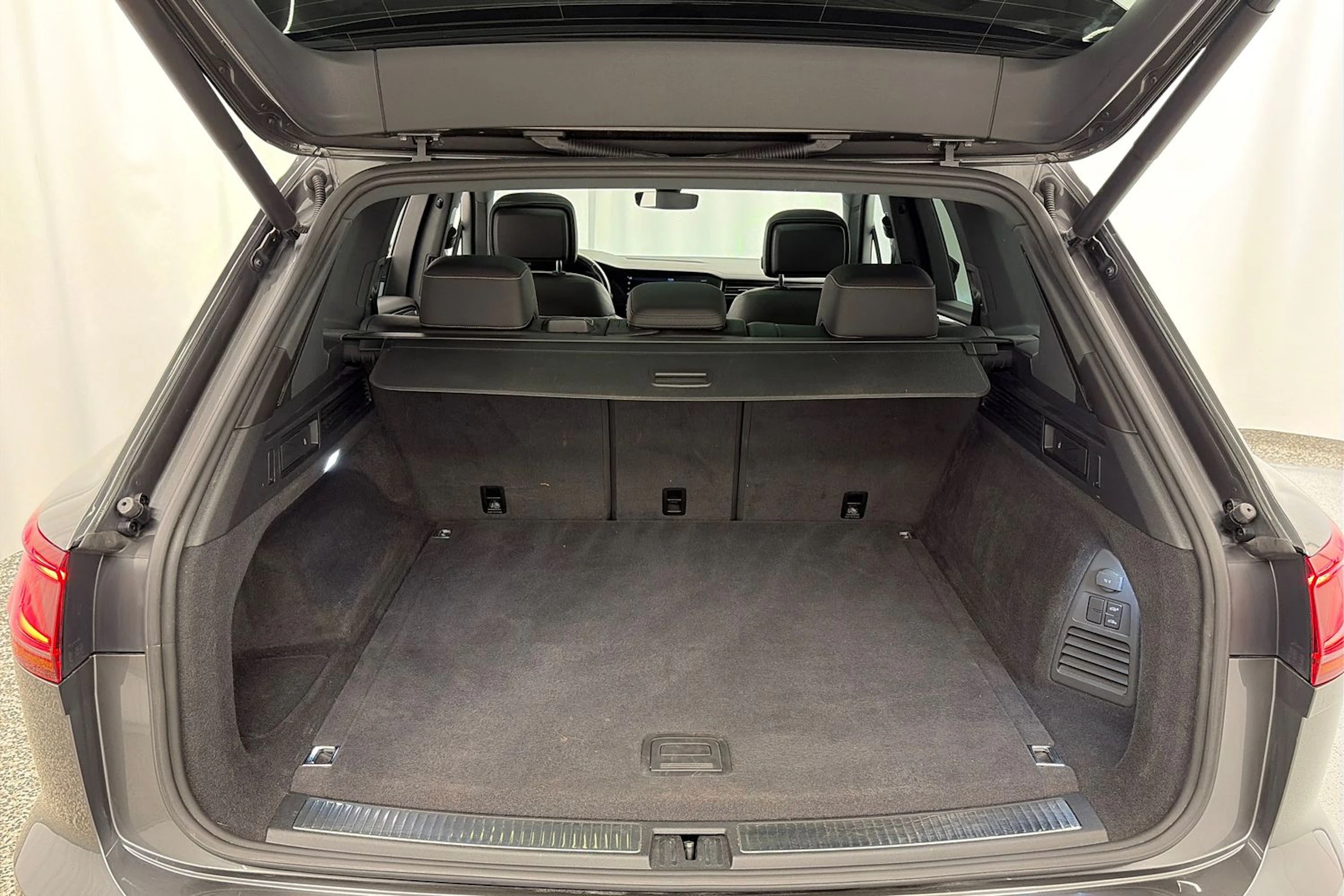 Harmaa Volkswagen TOUAREG 2021 kuva 10.
