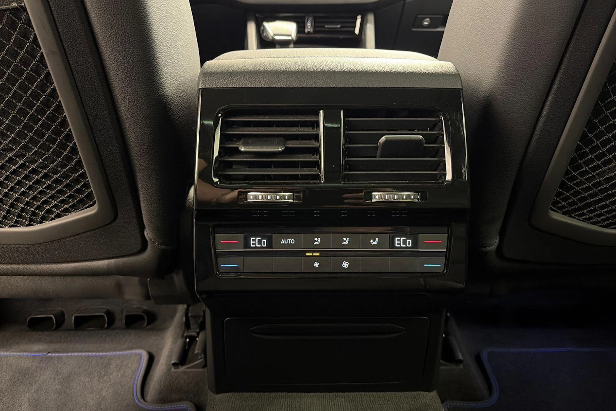 valkoinen Volkswagen Touareg 2021 kuva 9.