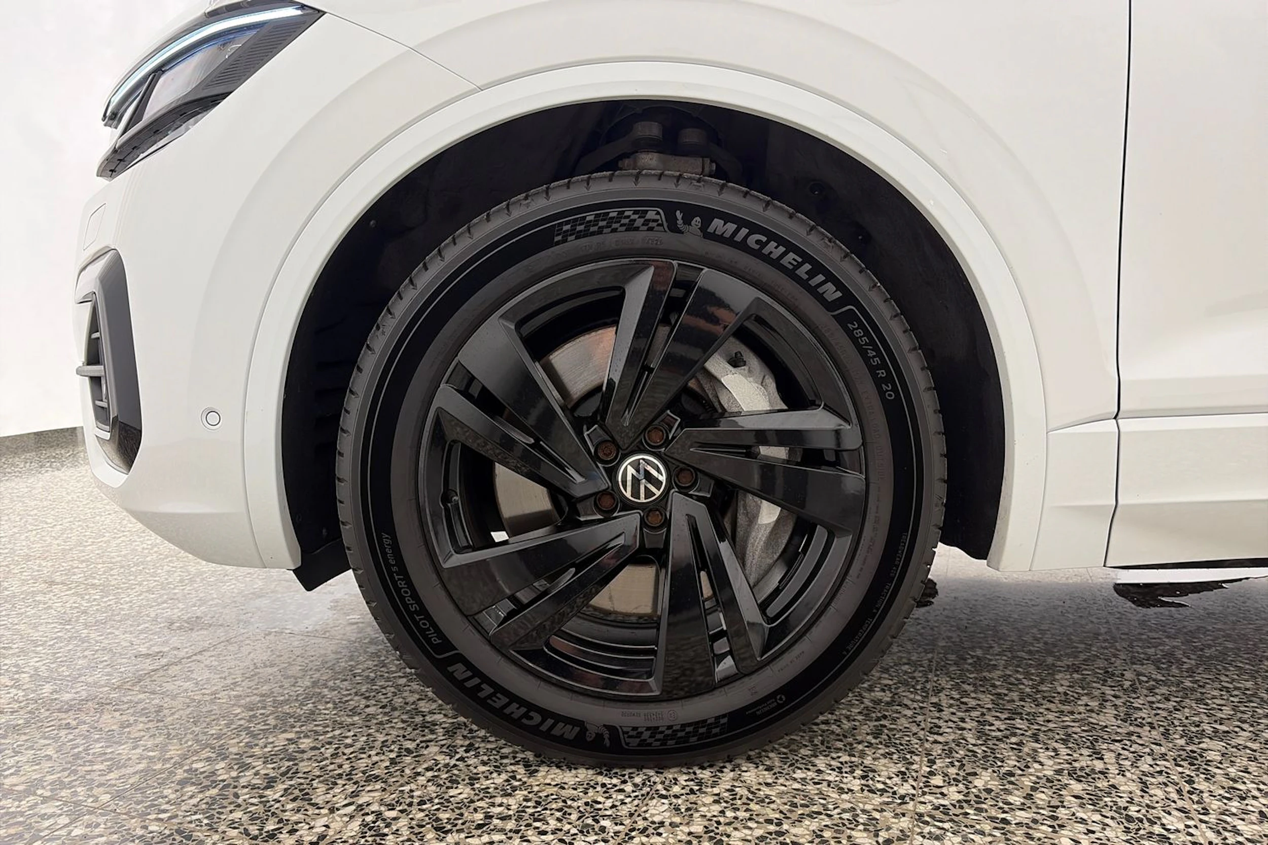 valkoinen Volkswagen Touareg 2021 kuva 10.