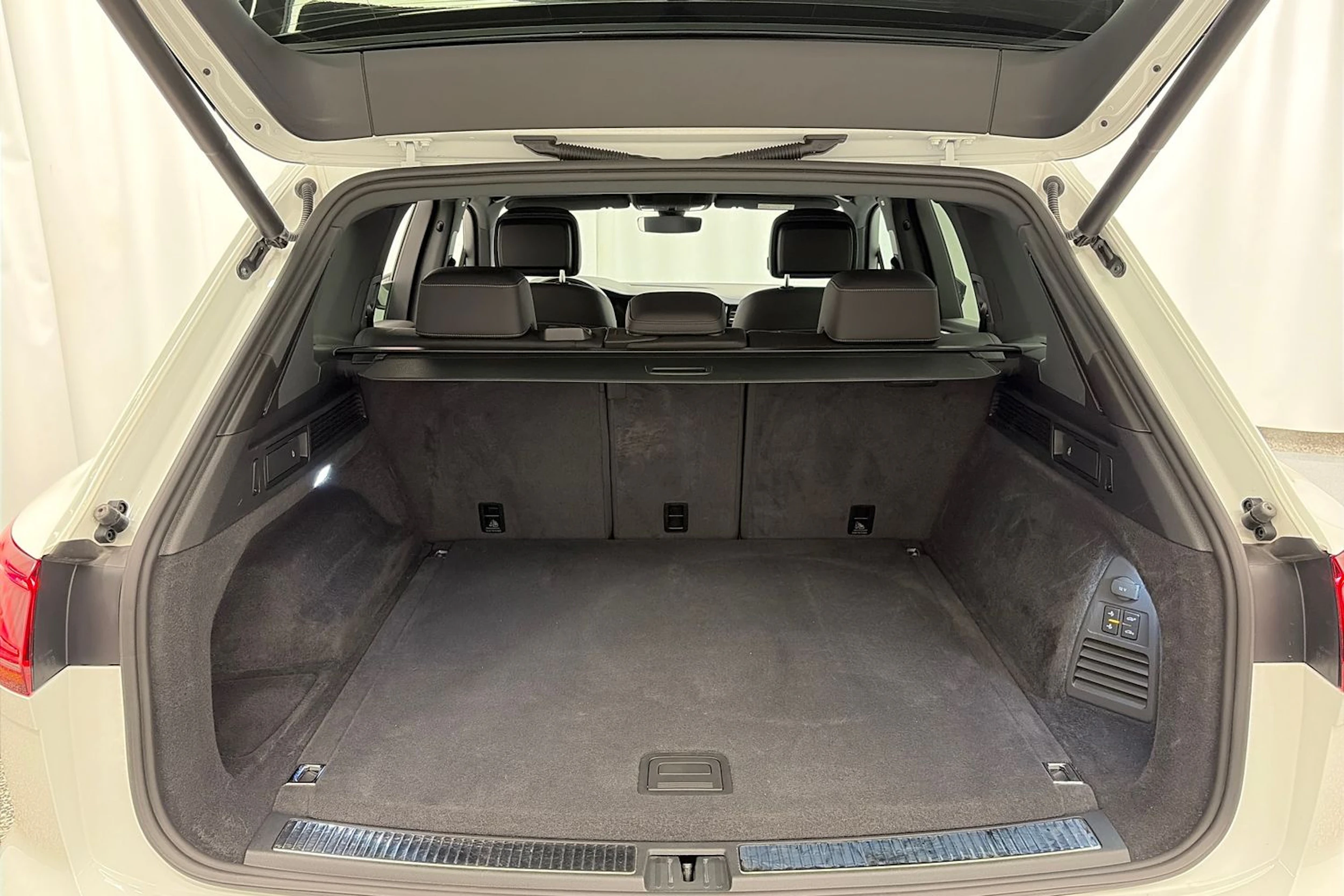 valkoinen Volkswagen Touareg 2021 kuva 12.