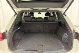 valkoinen Volkswagen Touareg 2021 kuva 12.