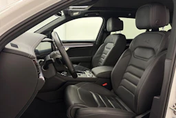 valkoinen Volkswagen Touareg 2021 kuva 15.