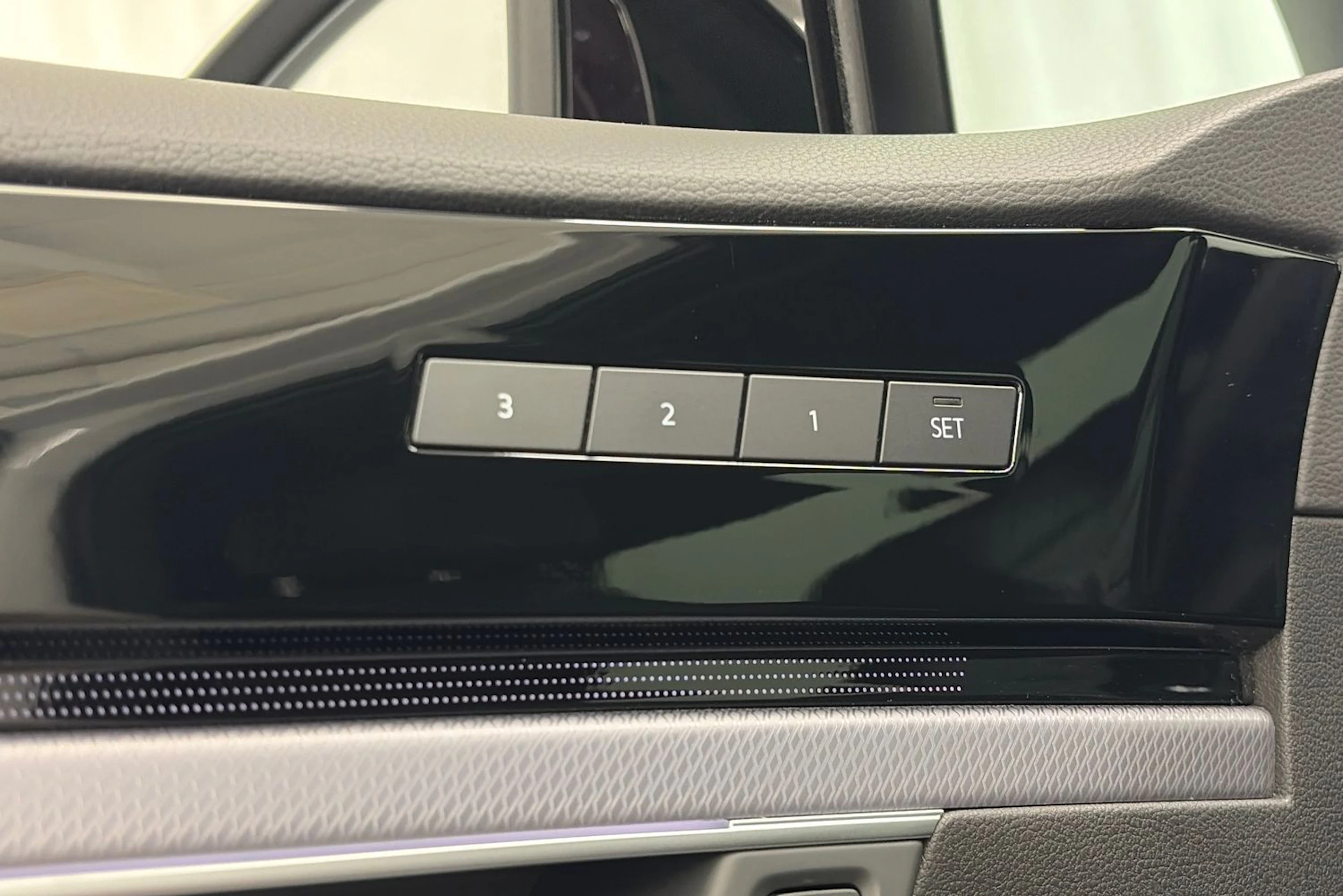 valkoinen Volkswagen Touareg 2021 kuva 16.