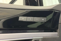 valkoinen Volkswagen Touareg 2021 kuva 16.