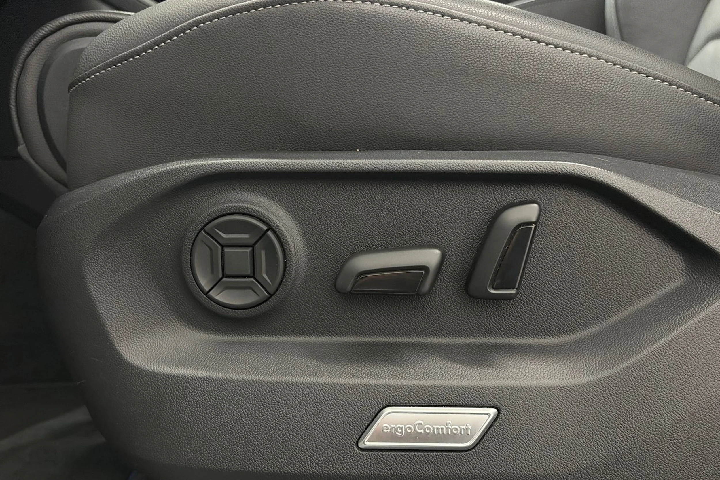 valkoinen Volkswagen Touareg 2021 kuva 17.