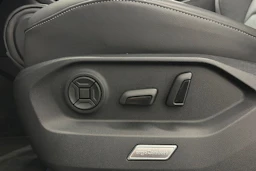 valkoinen Volkswagen Touareg 2021 kuva 17.