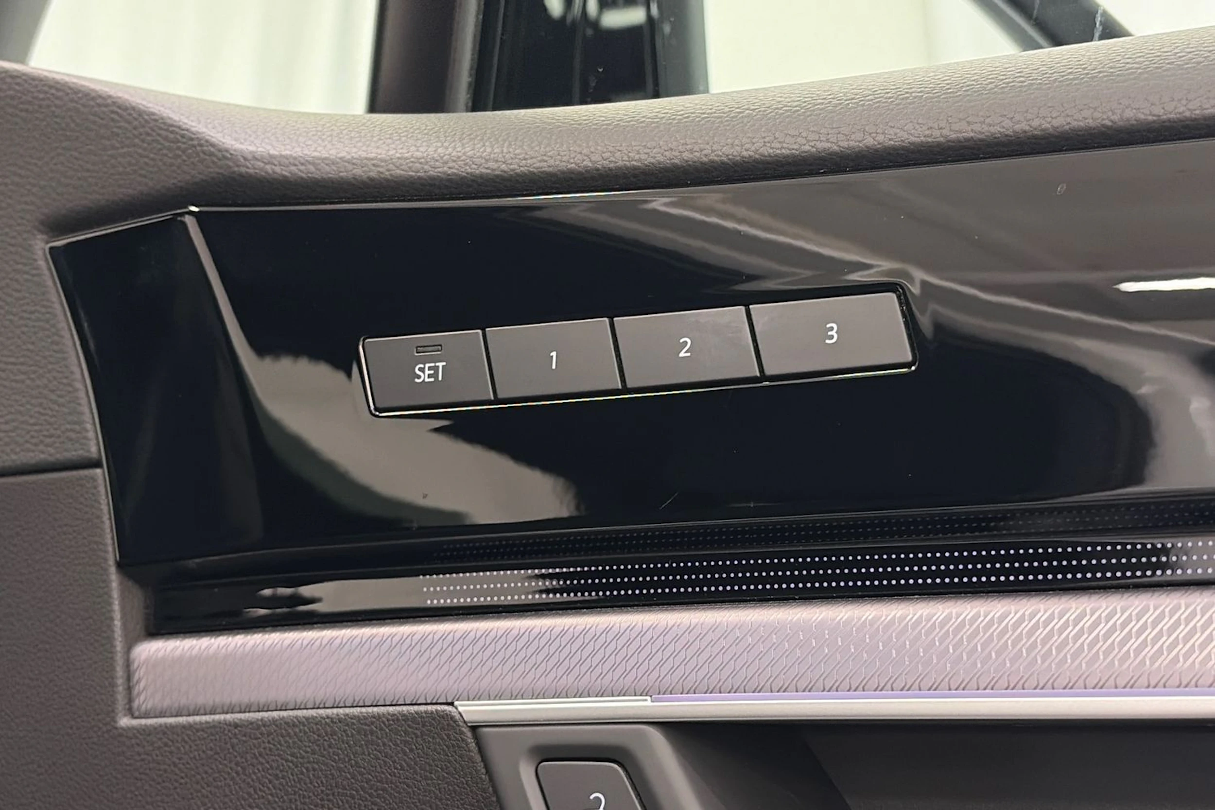 valkoinen Volkswagen Touareg 2021 kuva 18.