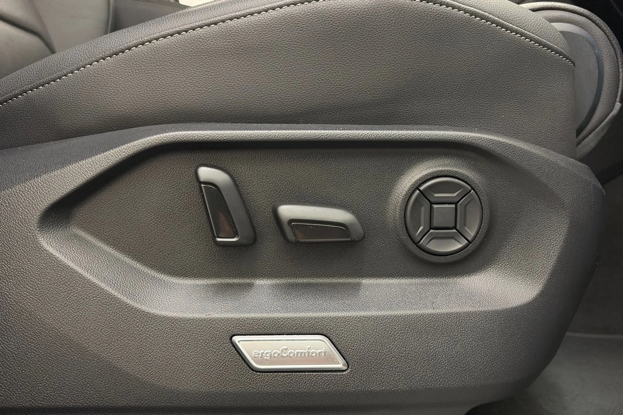 valkoinen Volkswagen Touareg 2021 kuva 19.