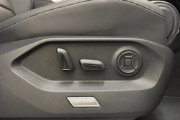 valkoinen Volkswagen Touareg 2021 kuva 19.