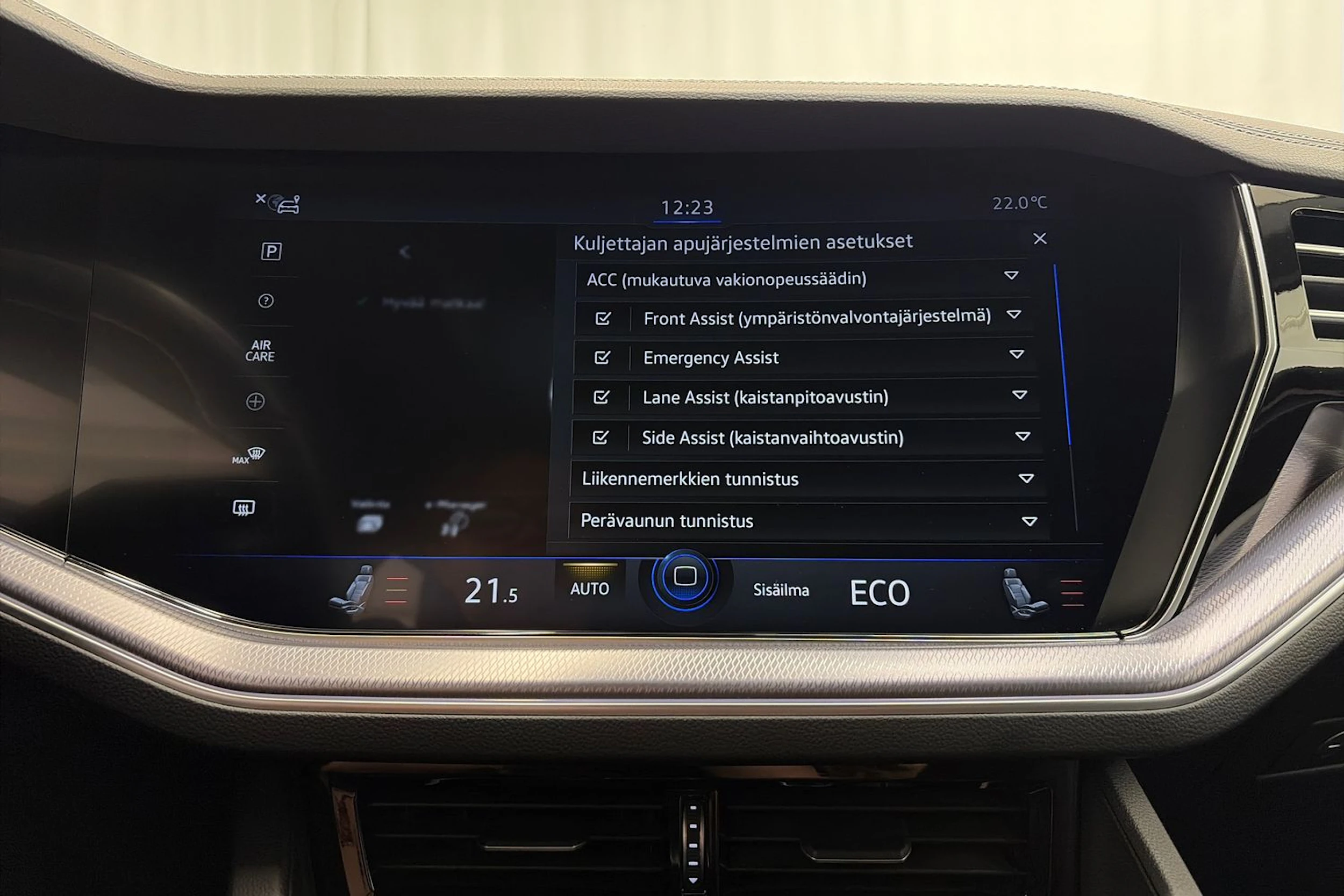 valkoinen Volkswagen Touareg 2021 kuva 27.