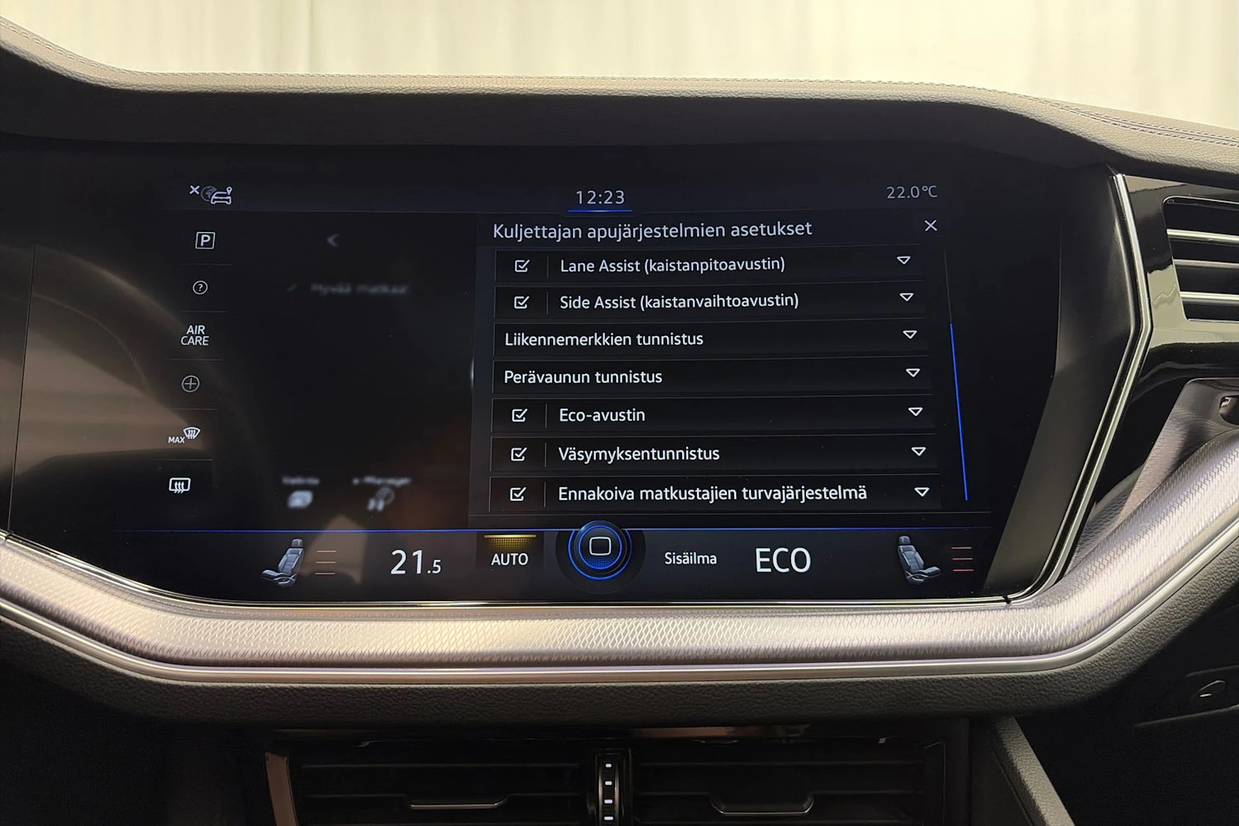 valkoinen Volkswagen Touareg 2021 kuva 28.