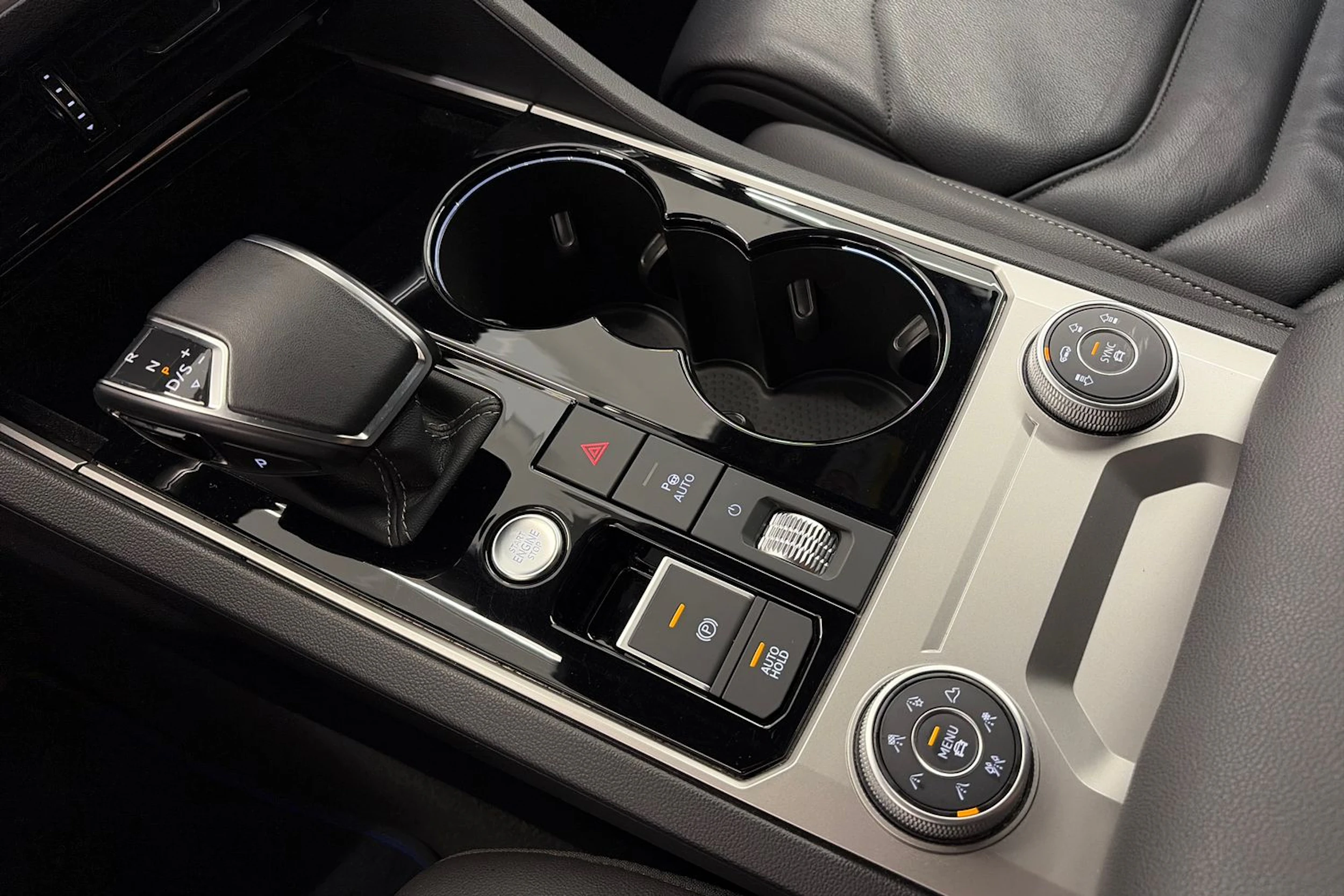 valkoinen Volkswagen Touareg 2021 kuva 32.