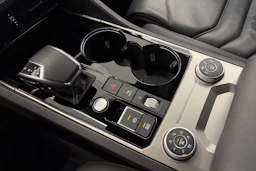 valkoinen Volkswagen Touareg 2021 kuva 32.