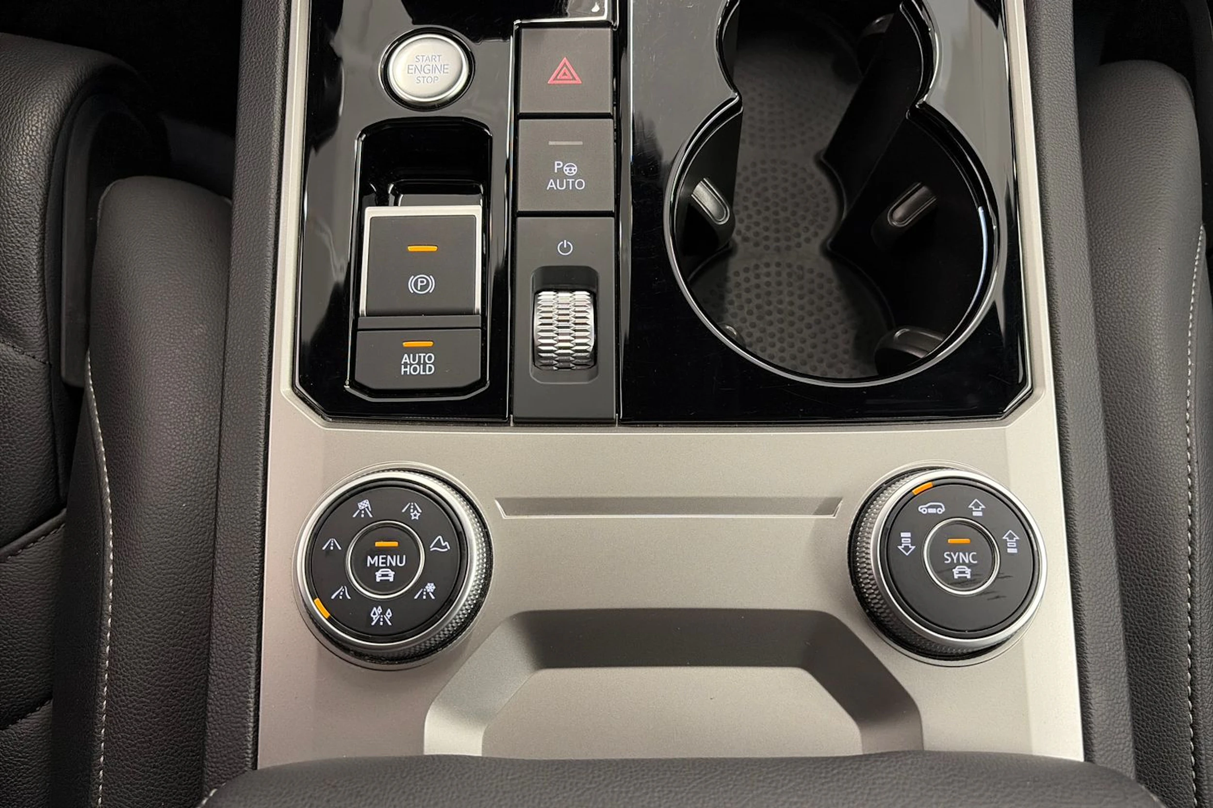 valkoinen Volkswagen Touareg 2021 kuva 33.