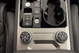 valkoinen Volkswagen Touareg 2021 kuva 33.