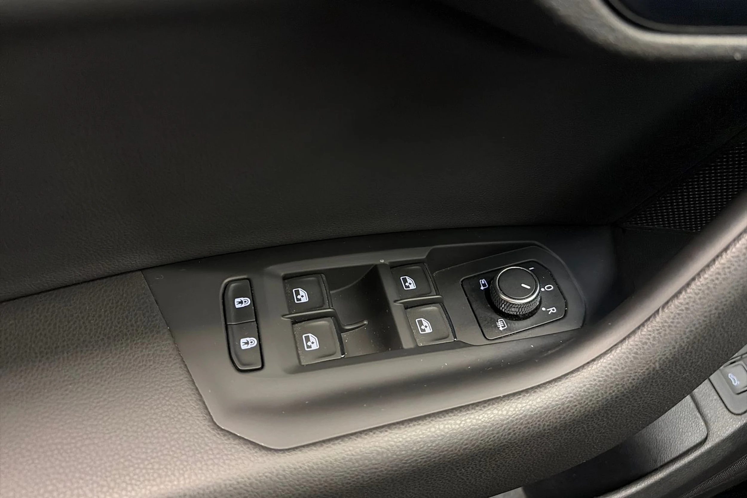 valkoinen Volkswagen Touareg 2021 kuva 37.
