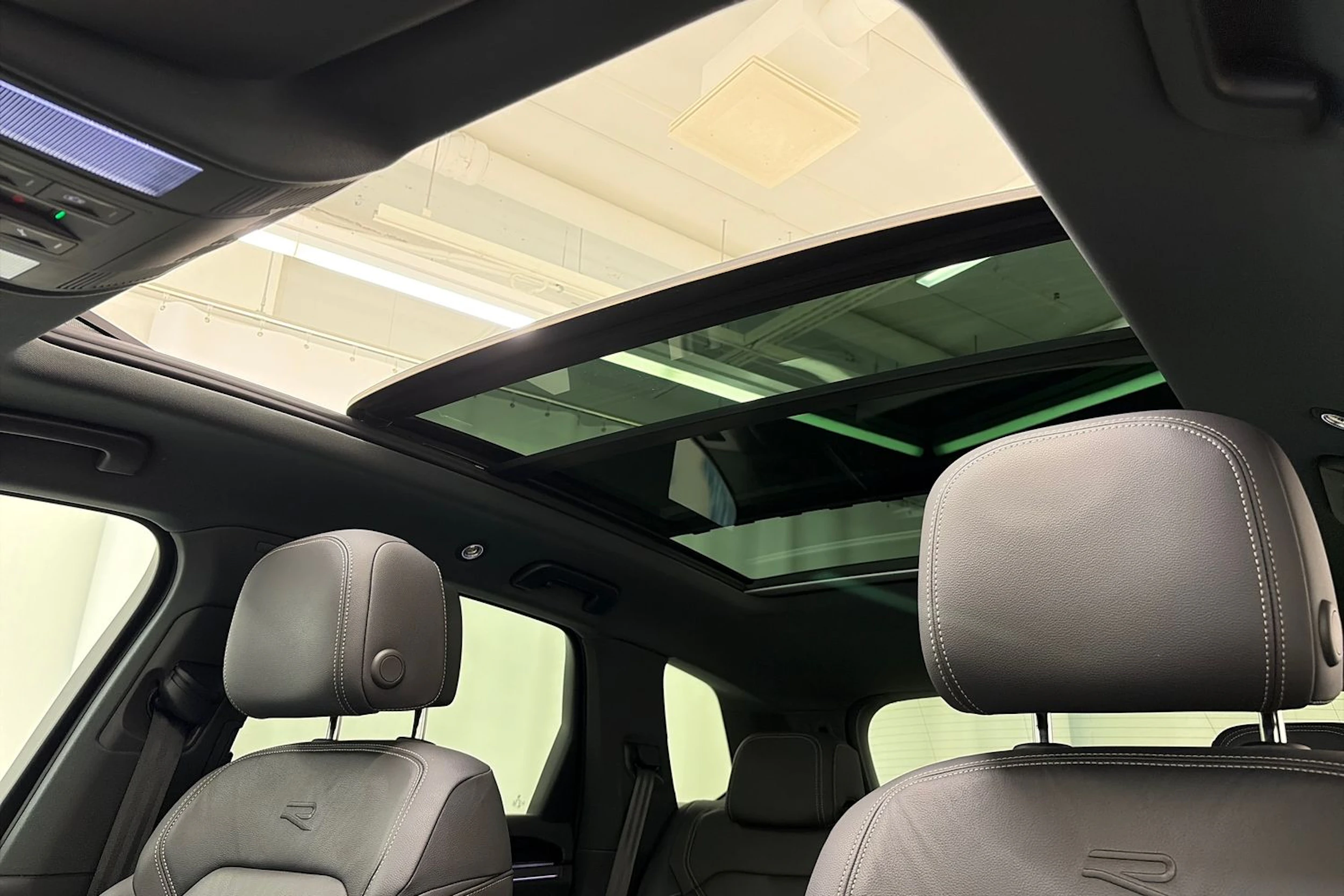 valkoinen Volkswagen Touareg 2021 kuva 38.